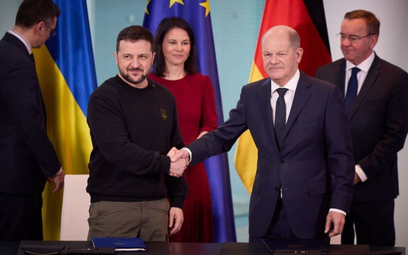 Zelensky und Scholz unterzeichnete ein Sicherheitsabkommen: Details“ /></p>
<p><strong>Ein weiteres Land hat seine Unterstützung zugesagt.</strong></p>
<p>Der deutsche Bundeskanzler Olaf Scholz und der ukrainische Präsident Wladimir Selenskyj unterzeichneten ein Abkommen über Sicherheitsgarantien. Dies geschah während des Besuchs von Wladimir Selenskyj in Berlin.</p>
<p>Die DW schreibt darüber.</p>
<p>„Das Dokument stellt die militärische Hilfe Deutschlands für die Ukraine zur Abwehr der russischen Aggression auf eine vertragliche Grundlage.“ und sieht vor, dass das Abkommen künftig für den Fall eines weiteren russischen Angriffs auf die Ukraine die Sicherheit der Ukraine für den Zeitraum gewährleisten soll, bis das Land Vollmitglied der NATO wird“, heißt es in der Mitteilung.</p>
<p> < p>Ein ähnliches Dokument wurde bereits zwischen Kiew und London unterzeichnet. Es wird erwartet, dass am Abend des 16. Februar ein ähnliches Abkommen zwischen der Ukraine und Frankreich in Paris geschlossen wird, wohin Selenskyj nach den Verhandlungen in Berlin reisen wird.</p>
<h4>Verwandte Themen:</h4>
<p>Weitere Nachrichten</p>
<!-- relpost-thumb-wrapper --><div class=