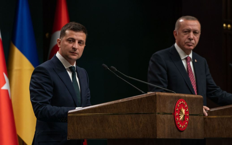 Zelensky könnte bald Treffen mit Erdogan: Was ist bekannt? /></p>
<p><strong>Über das genaue Datum und weitere Details wird bisher nicht gesprochen.</strong></p>
<p>Die Präsidenten der Türkei und Die Ukraine könnte bald ein weiteres Treffen zum Thema Krieg abhalten. Während seines Besuchs in Ankara überbrachte Recep Erdogan die entsprechende Einladung an den albanischen Premierminister Edi Rama.</p>
<p>Dies wurde von TRT World berichtet.</p>
<p>Wie Rama feststellte, wird er einen hohen Stellenwert haben In den kommenden Tagen wird es ein Treffen auf höchster Ebene mit Selenskyj im Rahmen des Gipfeltreffens der Länder Südosteuropas geben. Erdogan selbst war zu der Veranstaltung eingeladen. Trotz des vollen Terminkalenders sei der Türkeichef der Einladung gefolgt, betonte Rama.</p>
<p>Zuvor hieß es, Erdogan wolle „die Türen zur Welt öffnen“ und zum Vermittler zwischen der Ukraine und der Russischen Föderation werden .</p>
<h4> Verwandte Themen:</h4>
<p>Weitere Neuigkeiten</p>
<!-- relpost-thumb-wrapper --><div class=