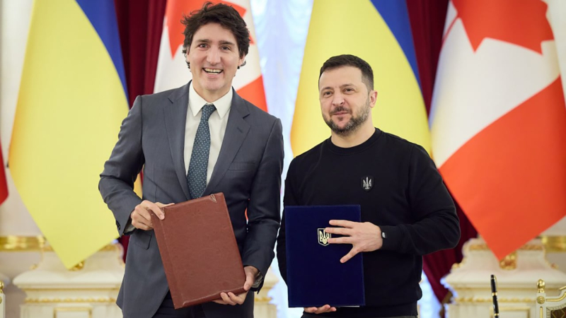 Die Vertreibung der Russischen Föderation aus Orlowka, Krasnogorowka, die Zerstörung von sechs russischen Flugzeugen und Sicherheitsabkommen: die „Hauptnachrichten der Woche“/></p>
<p>Foto: Büro des Präsidenten </p>
<p>Insbesondere sieht das Abkommen vor, dass Kanada der Ukraine im Jahr 2024 mehr als 3 Milliarden kanadische Dollar an Makrofinanz- und Verteidigungshilfe zukommen lässt .</p>
<p>Was die unterzeichnete Vereinbarung sonst noch vorsieht, lesen Sie unter <b ></b>Link.</p>
<p><strong>1. März</strong>Der ukrainische Präsident Wladimir Selenskyj und der niederländische Premierminister Mark Rutte unterzeichneten ein <b></b> bilaterales Abkommen über Sicherheitskooperation. </p>
<p>Das Dokument sieht eine Militärhilfe der Niederlande in Höhe von 2 Milliarden Euro im Jahr 2024 sowie weitere Verteidigungshilfe in den nächsten zehn Jahren vor.</p>
<p>Das Abkommen legt außerdem die Prioritäten der Unterstützung in den Bereichen Luftverteidigung, Artillerie, Marine und Langstreckenkapazitäten fest, wobei ein besonderer Schwerpunkt auf der Stärkung der Luftwaffe der ukrainischen Streitkräfte liegt. In dem Dokument wird auch von der Unterstützung des Landes für die künftige Mitgliedschaft der Ukraine in der Europäischen Union und der NATO gesprochen.</p>
<p><strong>24. Februar</strong> Die Staats- und Regierungschefs der G7 gaben eine Erklärung ab, in der sie von der Blockierung russischer Vermögenswerte bis Ende sprachen der Krieg, die Sanktionen und die Hilfe für die Ukraine.</p>
<p>Die Staats- und Regierungschefs der G7 stellten fest, dass sie Russland weiterhin die Einnahmen entziehen werden, um einen umfassenden Krieg gegen die Ukraine zu führen, und Drittländer bestrafen werden, die ihr dabei helfen.</p>
<p>„Wir werden zusätzliche Sanktionen gegen Unternehmen und Einzelpersonen in Drittländern einführen, die Russland dabei helfen, Waffen oder Schlüsselkomponenten für sie zu kaufen.“ Wir werden auch Sanktionen gegen diejenigen verhängen, die Russland dabei helfen, Werkzeuge und andere Ausrüstung zu erwerben, die zur russischen Waffenproduktion oder zur militärisch-industriellen Entwicklung beitragen“, heißt es in der Erklärung.</p>
<p>Kernbotschaften der Staats- und Regierungschefs, lesen Sie unter <b></b> Link.</p>
<h2>Selenskyj unterzeichnete das Demobilisierungsgesetz</h2>
<h2>
<p><img decoding=