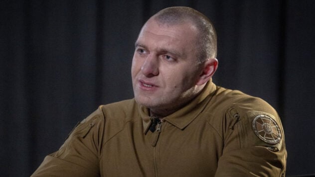 Kiva, Tatarsky, Prilepin und andere: Der Chef der SBU teilte Einzelheiten der Liquidation mit die Verräter der Ukraine“ />< /p> </p>
<p>Der ukrainische Sicherheitsdienst kennt die Einzelheiten der Liquidierung einer Reihe von Verrätern auf dem Territorium der Russischen Föderation sowie russischer Terroristen, die zur Ermordung und Folter von Ukrainern angestiftet haben die Verteidiger der Ukraine.</p>
<p>Der Vorsitzende des Sicherheitsdienstes der Ukraine sprach darüber <strong>Wassili Maljuk</strong>in einem Interview mit der Moderatorin und Chefredakteurin von ICTV Facts Elena Frolyak. </p>
<h2>Liquidierung von Verrätern an der Ukraine</h2>
<p>Der Vorsitzende des Sicherheitsdienstes wurde gefragt, ob SBU-Mitarbeiter an der Liquidierung von Verrätern der Ukraine wie Ilja Kiva, Oleg Zarew oder ähnlichen russischen Terroristen beteiligt waren Vladlen Tatarsky.</p>
<p>Gucke gerade </p>
<blockquote>
<p>— Sie stellen die Frage an der richtigen Adresse, aber wir werden dies in keiner Weise zur Kenntnis nehmen, — antwortete Malyuk.</p>
</blockquote>
<h2>Liquidierung von Kiva</h2>
<p>Gleichzeitig, sagt der Chef der SBU, arbeitete ein solcher Verräter der Ukraine wie Ilya Kiva für den Feind für einen Lange Zeit sammelte er Informationen und übermittelte sie an Russland. Danach reiste er in das Territorium eines terroristischen Landes und arbeitete dort mit den russischen Sonderdiensten zusammen, um seine Rolle bei der Durchführung spezieller Informationsoperationen gegen die Ukraine und IPSO zu erfüllen.</p>
<p>— Er überwachte eine Reihe von Geheimdienstdurchbrüchen in der Ukraine und war insbesondere an der Vorbereitung von Sabotageakten und einer Reihe anderer Dinge beteiligt. In Abwesenheit zu 14 Jahren Gefängnis verurteilt, — sagt Wassili Maljuk.</p>
<p>Nach den den ukrainischen Sonderdiensten vorliegenden Informationen wurde bei der Liquidierung von Kiva ein Kurzlaufgewehr eingesetzt, bei dem zunächst ein Schuss ins Brustbein und dann ein Kontrollschuss abgefeuert wurde Es wurde ein Schuss in den Kopf abgefeuert.</p>
<blockquote  
<p> 
<p>— Er blieb für immer in der Nähe seines Wohnortes in der Region Moskau, — sagt Malyuk.</p>
</blockquote>
<p><img decoding=