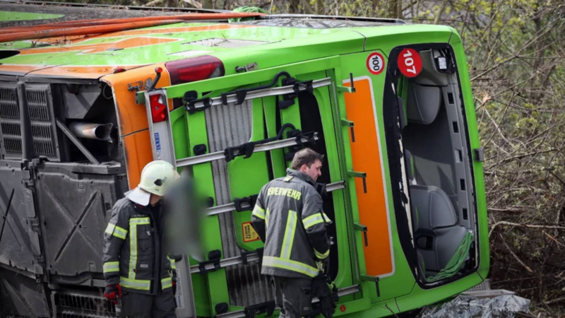 In Deutschland kippte ein Flixbus-Bus in der Nähe von Leipzig um : um mindestens 5 Tote“ /></p>
<p>Flixbus-Bus in Deutschland umgekippt/Collage 24 Channel</p>
<p _ngcontent-sc91 class=