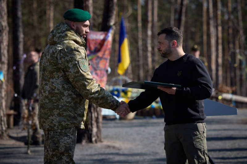Selenskyj ehrte das Andenken der Soldaten, die in der Schlacht um Moschtschun gefallen sind: Dann wurde das Schicksal der Ukraine entschieden