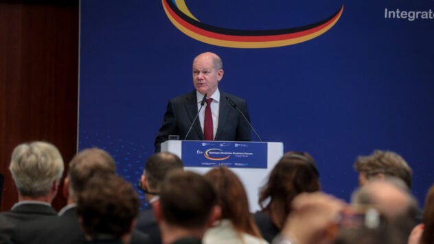 Scholz verzögert den Transfer von Taurus in die Ukraine aufgrund der bevorstehenden Wahlen in der FPR und aus Angst der Russischen Föderation – Medien „ /></p>
<p>Die Verzögerung des deutschen Bundeskanzlers Olaf Scholz bei der Lieferung von Taurus-Langstreckenraketen an die Ukraine — „durchdachte Strategie“.</p>
<p>Wie Politico schreibt, besteht das ultimative Ziel wahrscheinlich darin, dass die Ukraine Friedensgesprächen mit der Russischen Föderation zustimmt, und zwar besser früher als später.</p>
<h2 >Scholz verzögert den Transfer von Taurus und will die Ukraine zu Verhandlungen bewegen</h2>
<p>In der Veröffentlichung heißt es, dass Scholz von einer „tief verwurzelten Angst vor Russland“ angetrieben wird, die bis in die Vergangenheit zurückreicht Jahrhundert, und der Wunsch, wie ein „Weltkanzler“ auszusehen.</p>
<p>Jetzt zuschauen </p>
<p>Insbesondere, so Journalisten, fürchtet er, dass die Lieferungen von Taurus in die Ukraine in der Lage sind Moskau zu erreichen und die Krimbrücke zu zerstören, könnte den russischen Diktator Wladimir Putin dazu bringen, „Vergeltungsmaßnahmen gegen Deutschland“ zu akzeptieren.</p>
<h2>Deutsche Unterstützung für die Ukraine</h2>
<p>Deutschland ist jetzt Das zweitgrößte Land nach den Vereinigten Staaten in Bezug auf die militärische Unterstützung der Ukraine mit 17,7 Milliarden Euro. Gemessen am BIP-Anteil liegt das Land jedoch im Vergleich zu den anderen Verbündeten Kiews auf Platz 11.</p>
<blockquote>
<p>— Dies deutet darauf hin, dass die Deutschen über die finanziellen Möglichkeiten verfügen, noch viel mehr zu tun. Aber sie wollen nicht — im Politico-Artikel erwähnt.</p>
</blockquote>
<h2>Deutschlandwahlen</h2>
<p>Scholz‘ Strategie wird auch von den Deutschlandwahlen bestimmt, die 2025 stattfinden werden.</p>
<p> Laut Umfragen lehnen fast 60 % der Deutschen die Lieferung von Taurus-Raketen an die Ukraine ab.</p>
<p>Da Scholz‘ Bewertung auf den niedrigsten Stand in der Geschichte fällt, ist es der einzige Bereich, in dem sich die Kanzlerin durchweg gute Kritiken in der Bevölkerung erfreut — Das sei seine Haltung gegenüber der Ukraine, heißt es in der Publikation.</p>
</p></p>
<!-- relpost-thumb-wrapper --><div class=