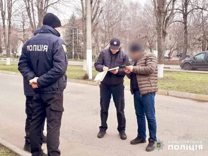 Passanten in der Region Odessa fanden einen ermordeten Mann in Uniform