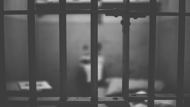 Der Fernseher hat einen Kanal, und es gibt die russische Hymne und Putin: den Vater des Politischen Gefangener Wygowski über das Schicksal seines Sohnes“ /></p>
<p>Die Ukraine konnte seit Ende 2019 keine politischen Gefangenen mehr aus Russland zurückbringen. Und nach Beginn der umfassenden Invasion der Russischen Föderation wurden die Informationen über ukrainische politische Gefangene immer weniger: Sie wurden nicht von Botschaftern oder Konsuln besucht, weil die diplomatischen Beziehungen abgebrochen wurden und ihre Angehörigen keinen Anwalt bezahlen konnten Geld überweisen.</p>
<p>Kreml-Häftlingen gelang es gelegentlich, Briefe zu übermitteln, was jedoch nur dank russischer Menschenrechtsaktivisten möglich war, die selbst von den russischen Behörden hätten verhaftet werden können.</p>
<p>Einer dieser politischen Gefangenen ist Valentin Vygovsky, der ebenfalls verhaftet wurde Bereitstellung von Informationen über seinen Zustand seit zwei Jahren durch elektronische Dokumente im Gegensatz zu Live-Briefen.</p>
<p>Jetzt ansehen </p>
<p>Der Vater eines ukrainischen politischen Gefangenen, Pjotr Wyhowski, wandte sich an ICTV Facts, um an das Schicksal seines Sohnes zu erinnern .</p>
<h2>Fünf Jahre in einer Strafzelle und die russische Hymne</p>
<p> h2> </p>
<p>Valentin Vygovsky war ein Aktivist des Euromaidan und Teilnehmer der Revolution der Würde. Aufgrund erfundener Anschuldigungen sitzt er seit September 2014 in Russland inhaftiert. Die russischen Behörden verurteilten ihn zu einer elfjährigen Haftstrafe. Zunächst befand er sich in Einzelhaft, mittlerweile gibt es eine leichte Entspannung. Aber man kann es nicht Leben nennen, sagt sein Vater.</p>
<p>— Das ist etwas einfacher als die Strafzelle, in der Valentin fünf Jahre verbrachte. Jetzt ist er in einer Zelle für mehrere Personen, er kann eine Stunde länger schlafen und wie in einer Strafzelle wird ihm nicht mitten am Tag seine einzige Bank weggenommen. In der Strafzelle konnte er den ganzen Tag nur gehen oder stehen. Jetzt gibt es sogar einen Fernseher, obwohl es nur ein Programm gibt, — sagt Peter.</p>
<p>Im Fernsehen selbst zeigen sie ihrem Sohn die russische Hymne und sagen ihm, wie „gut gemacht“ sie seien. ist der russische Diktator Wladimir Putin. Aber Valentin fällt nicht darauf herein, fügt sein Vater hinzu.</p>
<p><img decoding=