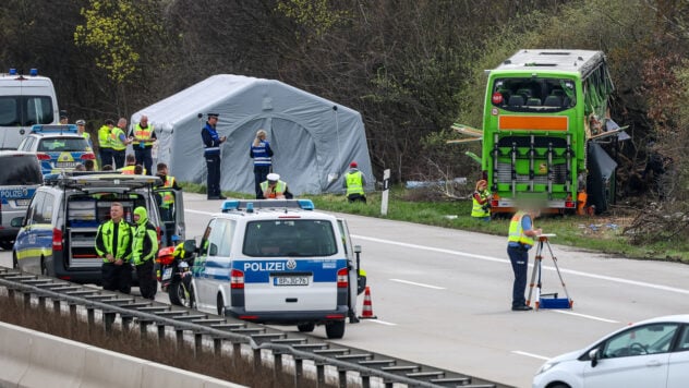 In Deutschland ist ein Bus mit Passagieren auf der Autobahn umgekippt – es gibt verletzte Ukrainer