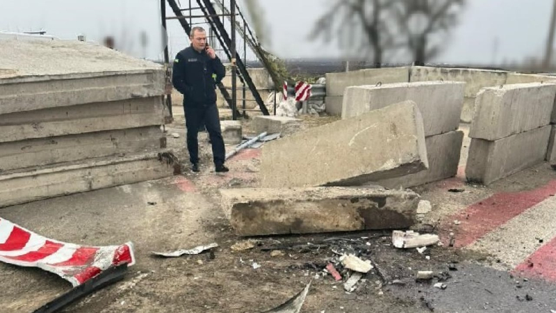 In der Nähe des Dnjepr fuhr ein Lexus-Fahrer in einen Kontrollpunkt, a Polizist wurde verletzt“ /></p>
<p>Nationale Polizei </p>
<p ><img decoding=