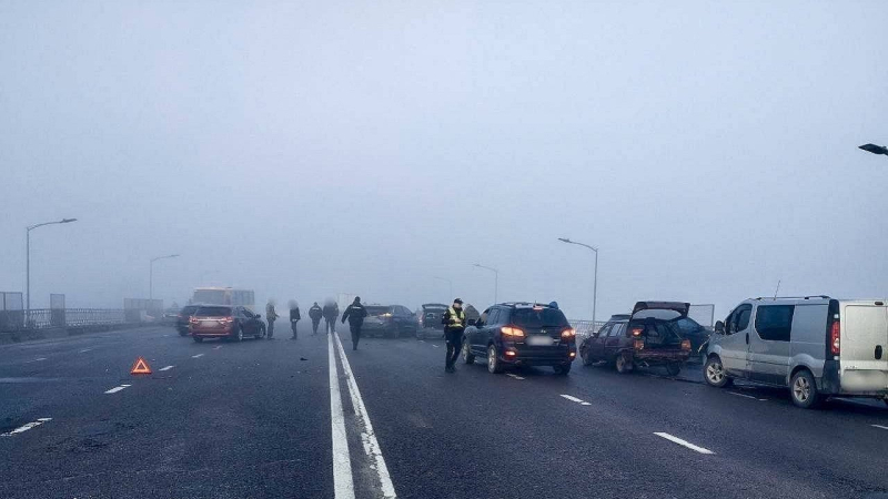 Raketenangriff beginnt Kiew und Nikolaev, Explosionen in Belgorod: Nachrichten vom 21. März p> </p>
<h2>Schäden in Belgorod nach Explosionen</h2>
<p>Am Morgen des 21. März kam es in der russischen Stadt Belgorod zu heftigen Explosionen. Danach wurde bekannt, dass mehrstöckige Wohngebäude, Privatwagen und der Sportkomplex Belgorod Arena beschädigt wurden.</p>
<p>In der Shchorsa-Straße In Belgorod wurde eine Wohnanlage beschädigt, Fenster und Fassade waren zerbrochen. Gleichzeitig fiel ein Trümmerteil auf ein Auto in der Mokrousova-Straße. Es wird berichtet, dass es einen Schlag für den Mikrodistrikt Dubrovka gibt.</p>
<h2>Gesetzentwurf zur eingeschränkten Diensttauglichkeit</h2>
<p>Ukrainer, die als teilweise diensttauglich anerkannt werden, müssen sich innerhalb von neun Jahren einer zweiten ärztlichen Untersuchung unterziehen Monate.</p>
<p> < p>Dies ist im Gesetzentwurf Nr. 10313 zur Gewährleistung der Rechte von Militärangehörigen und Polizeibeamten auf Sozialschutz festgelegt, der insgesamt von der Werchowna Rada angenommen wurde.</p>
<p>Eine Änderung war in der zweiten Lesung berücksichtigt, wonach Bürger der Ukraine, die vor Inkrafttreten des Gesetzentwurfs als teilweise wehrtauglich anerkannt wurden, innerhalb von neun Monaten nach Inkrafttreten einer zweiten ärztlichen Untersuchung unterzogen werden, Auf der Grundlage der Ergebnisse wird ihre Eignung für den Militärdienst festgestellt.</p>
</p></p>
<!-- relpost-thumb-wrapper --><div class=