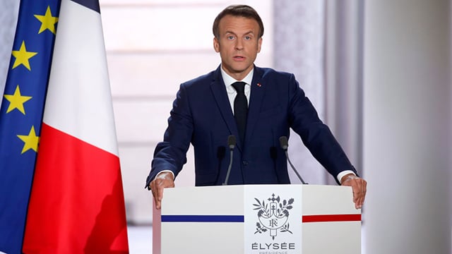 Macron ist bereit, der Ukraine „ohne Grenzen und rote Linien“ zu helfen.“ /></p>
<p>Präsident Emmanuel Macron sagte, dass Frankreich bereit sei, der Ukraine langfristig zu helfen, und dass es in dieser Frage keine Einschränkungen oder roten Linien gebe.</p>
<p>Die Worte des französischen Staatschefs sind berichtet von La Depeche.</p>
<p>Die Worte des französischen Führers werden von La Depeche berichtet.</p>
<p>Die Veröffentlichung erklärt nicht, was genau Macron meinte, da bisher nicht über Französisch gesprochen wird Bodentruppen auf dem Schlachtfeld in der Ukraine.</p>
<p>Aktuell ansehen </p>
<h2>Hilfe für die Ukraine — Macrons radikale Position</h2>
<p>Am Tag zuvor sagte Macron, dass es an der Zeit sei, dass die Welt etwas tut, und dass es keinen Grund gebe, Feiglinge zu sein, wenn man von einem umfassenden Krieg zwischen Russland und der Ukraine spreche.< /p> </p>
<p>Ihm zufolge sind sich Frankreich und die Tschechische Republik durchaus darüber im Klaren, dass der Krieg nach Europa zurückgekehrt ist. Der Politiker wies darauf hin, dass einige Kräfte nicht mehr aufzuhalten seien und die Angriffsgefahr von Tag zu Tag zunehme, sodass wir mutig handeln müssten.</p>
</p></p>
<!-- relpost-thumb-wrapper --><div class=