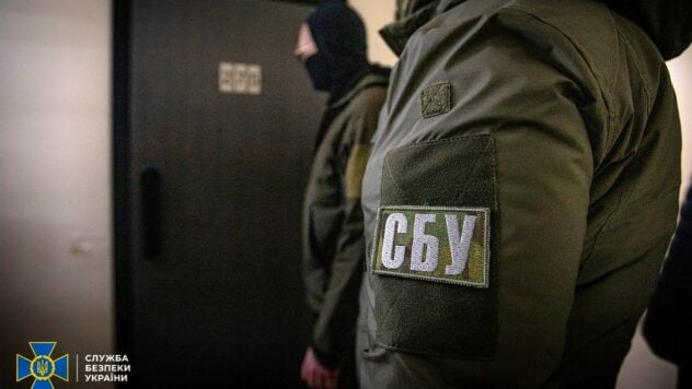 Koordiniert von einem Geistlichen der UOC (Abgeordneten): Der SBU hat eine groß angelegte Aufklärungsarbeit aufgedeckt Netzwerk des FSB“ /></p >
<p>In Kiew neutralisierte der SBU eine kriminelle Organisation, die im Auftrag des FSB Informationssabotage durchführte. Kriminelle werden massenhaft produziert und „zerstreut“ Kreml-Narrative und provokative Aufrufe und Informationen, die die gesellschaftspolitische Lage destabilisieren und religiösen Hass in der Ukraine schüren sollten.</p>
<h2>Die Aktionen von Kreml-Agenten unter dem Deckmantel der UOC (MP)</h2>
<p>Der SBU hat mehr als 15 Mitglieder der Gruppe entlarvt, vier Schlüsselpersonen wurden bereits festgenommen. Unter ihnen — einer der Führer der Hauptstadtkirche der UOC (MP), der Teil des Geheimdienstapparats des russischen Geheimdienstes war.</p>
<p>Dies ist nun eines der größten FSB-Netzwerke, das seit Beginn des umfassenden Krieges in der Ukraine tätig war. Es gab eine klare Hierarchie und Verteilung der Funktionen sowie — Ständige Kommunikation mit den größten Medienunternehmen der Russischen Föderation, die sofort die „notwendigen“ Informationen aufgegriffen haben. Inhalt.</p>
<p>Gucke mir gerade </p>
<blockquote>
<p> an— Den Ermittlungen zufolge war der Koordinator des Netzwerks in der Ukraine ein vom SBU inhaftierter Geistlicher. Er war für die Verbreitung von Materialien verantwortlich, die sektiererischen Hass schürten und einen Angriffskrieg gegen die Ukraine rechtfertigten. Zu diesem Zweck wies der Angeklagte die „Darsteller“ persönlich an. — andere Mitglieder der kriminellen Vereinigung, die unter dem Deckmantel von „Politikexperten“ agierten; und provokante Botschaften und Videos vorbereitet, — sagte die SBU in einer Erklärung.</p>
</blockquote>
<p>Die vorbereiteten Inhalte wurden über Dutzende kontrollierte Kanäle auf Telegram und YouTube sowie auf Facebook-Seiten und offiziellen Websites verschiedener Diözesen der UOC (MP) verbreitet ).</p>
<p ><img decoding=