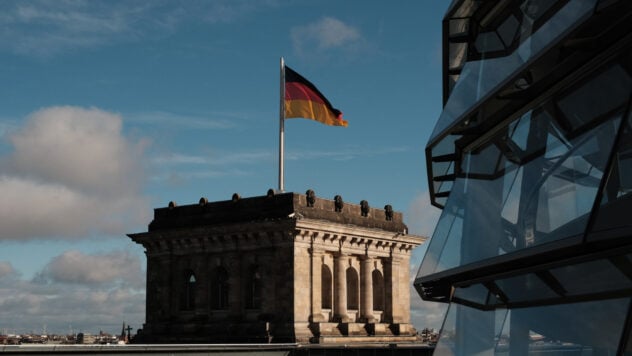 Zuerst die Verbrecher verurteilen: Der Bundestag reagierte auf die Worte des Papstes zur „weißen Flagge““ /></p>
<p>Die Vorsitzende des Verteidigungsausschusses des Deutschen Bundestages, Marie-Agnes Strack-Timmermann, appellierte scharf an den Papst, nachdem sie sich dazu geäußert hatte, dass die Ukraine „die weiße Flagge hissen“ müsse. 8221; vor Russland und mit dem Verhandlungsprozess fortfahren.</p>
<p>Die Beamtein gab an, dass sie sich für diese Worte des Papstes schämte, da sie selbst Katholikin ist.</p>
<blockquote>
<p>– Warum Verurteilt der Papst im Namen Gottes nicht die verbale, mörderische Hetze des Oberhauptes der Russisch-Orthodoxen Kirche und ehemaligen KGB-Agenten Kirill (Patriarch des Moskauer Patriarchats – Anm. d. Red.) gegen das ukrainische Volk? „Als Katholik schäme ich mich, dass er das nicht tut“, sagte er. betonte Strack-Timmermann.</p>
</blockquote>
<p>Der Bundestagsabgeordnete forderte auch das Oberhaupt der katholischen Kirche auf, den Kriegsverbrechern, die Moskau in den Kampf in die Ukraine schickte, ähnliche Vorschläge zu unterbreiten.</p>
<p> Jetzt ansehen </p>
<p> – Vorher Während die ukrainischen Opfer das weiße Banner hissen, muss der Papst laut und unmissverständlich die brutalen russischen Kriminellen auffordern, ihre Piratenflagge einzuholen — Symbol des Todes und Satans., — Sie ist überzeugt.</p>
<h2>“Weiße Flagge”, vorgeschlagen vom Papst</h2>
<p>Papst Franziskus glaubt, dass der Stärkste im Krieg Russlands gegen die Ukraine derjenige sein wird, der „hisst“. die weiße Flagge“ .</p>
<p>Apropos Friedensverhandlungen, der Papst forderte die Parteien im russisch-ukrainischen Krieg auf, „nicht zu zögern, zu verhandeln, bevor sich die Situation verschlimmert.“</p>
<p>Später Der Vatikan versuchte klarzustellen, dass Franziskus nicht die Kapitulation der ukrainischen Truppen vor den russischen Invasoren implizierte.</p>
</p></p>
<!-- relpost-thumb-wrapper --><div class=