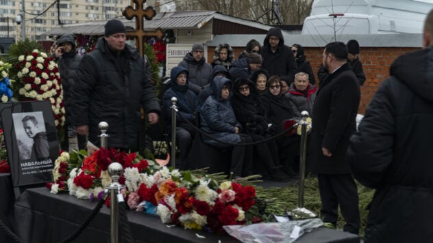 Nawalny wurde in Moskau begraben: Tausende Menschen und Diplomaten kamen, um Abschied zu nehmen