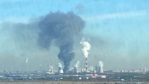 In St. Petersburg – Brand im Bereich des Southern Thermal Power Plant“ /></p>
<p> < p>Im russischen St. Petersburg wütet ein Feuer im Bereich des südlichen Wärmekraftwerks.</p>
<p>Ein Video der in Rauch gehüllten Stadt wird von Einheimischen verbreitet Telegram-Kanäle.</p>
<p>Der Gouverneur der Region Leningrad, Alexander Drozdenko, gab keine weiteren Kommentare ab, nachdem er am Morgen berichtet hatte, er habe angeblich eine Drohne in der Region abgeschossen.</p>
<p>Jetzt beobachten sie </p>
<p>In der Zwischenzeit , brachen sie das Schweigen im Ministerium für Notsituationen.</p>
<p>Sie meldeten einen Brand in einem Hangar im Bezirk Frunzensky.</p>
<p>Im Raum beharren russische Retter darauf, Holzpaletten für 300 zu bedecken Quadratmeter waren in Flammen aufgegangen.</p>
<p>Es gab angeblich keine Berichte über Opfer.</p>
<p>32 Spezialisten bezähmen das Feuer mit Hilfe von sechs Einheiten Ausrüstung.</p>
</p ></p>
<!-- relpost-thumb-wrapper --><div class=