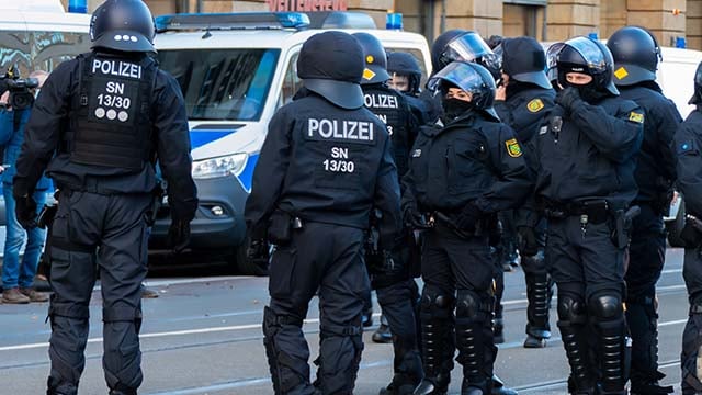 Die Leiche einer Ukrainerin wurde in Deutschland gefunden: Die Polizei sucht nach ihrer Mutter und neugeborene Tochter“ /></p >
<p>Die Leiche der 27-jährigen Ukrainerin Margarita Razas, die seit dem 7. März als vermisst galt, wurde in Baden-Württemberg in Deutschland entdeckt.</p>
<p> Es weist Spuren eines gewaltsamen Todes auf und befand sich am Ufer des Rheins.</p >
<p>Die Polizei sucht nun nach der 51-jährigen Mutter des verstorbenen Mädchens, Marina Stetsenko, die möglicherweise eine Zeugin ist zu dem mysteriösen Verbrechen.</p>
<p>Ich schaue gerade </p>
<p><img decoding=