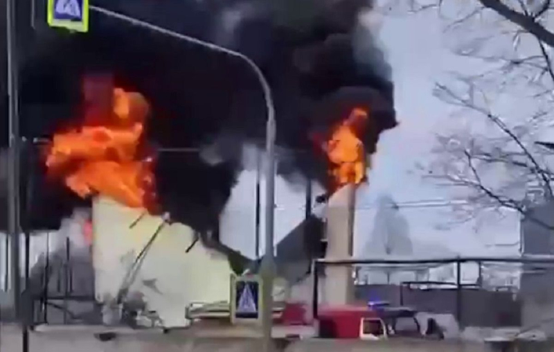 Eine Drohne in der Das Gebiet Kursk landete in einem Treibstofflager auf dem Gelände der Anlage“ /></p>
<p>In der Region Kursk traf eine Drohne ein Treibstofflager auf dem Gelände der Anlage/Screenshot aus dem Video</p>
<p _ngcontent-sc140 class=