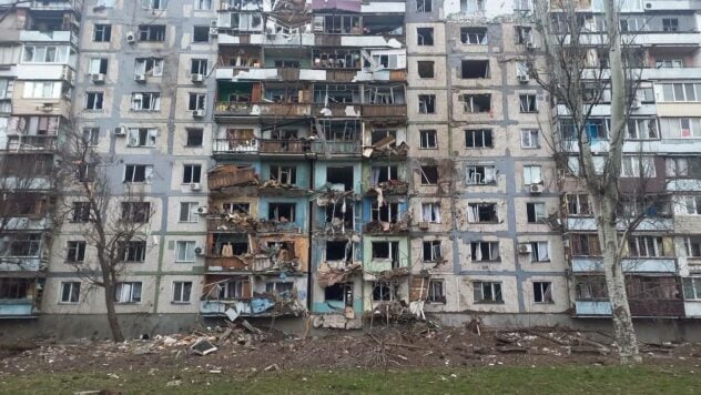 Explosionen in Saporoschje: Ein 8-jähriges Kind und zwei weitere Menschen wurden getötet, Dutzende wurden verletzt“ /> </p>
<p>Die Russen starteten mindestens zwölf Raketenangriffe auf Saporoschje: Sieben Privathäuser wurden zerstört, Dutzende beschädigt. Es sind etwa drei Tote und 20 Verwundete bekannt.</strong></p>
<p>Der Vorsitzende der regionalen Staatsverwaltung von Saporoschje, Iwan Fjodorow, sagte, dass es sich bei den Toten um ein 8-jähriges Mädchen und sie handelte 35-jähriger Vater.</strong> Sie starben bei einem russischen Raketenangriff auf den Privatsektor der Stadt Saporoschje.</p>
<p>Ein weiteres Opfer des Angriffs war ein <strong>62-Jähriger Trolleybusfahrer, der sich entlang des Staudamms bewegte. Es waren keine Passagiere im Transport.</p>
<p>Jetzt schauen wir uns heute </p>
<h2>Saporoschje an: Explosionen</h2>
<p>Der Chef der regionalen Militärverwaltung von Saporoschje, Iwan Fjodorow, berichtete, dass die Zahl der Verwundeten auf 20 Personen gestiegen sei.</p>
<p>In einem der Hochhäuser wurden zwei Eingänge und Dutzende Wohnungen durch den Angriff beschädigt Anschläge.</p>
</p>
<h2 >Folgen der Explosionen in Saporoschje — Neueste Nachrichten</h2>
<p>Die Hauptdirektion des staatlichen Rettungsdienstes in der Region Saporoschje berichtete, dass der Feind seit 04:00 Uhr Raketen auf Saporoschje abgefeuert habe.</p>
<p>An einem der betroffenen Orte im Privatsektor führen Einsatzkräfte Such- und Rettungsaktionen durch. Freiwillige des Schnelleinsatzkommandos des Ukrainischen Roten Kreuzes und Hundeführer der Nationalpolizei der Region sind vor Ort im Einsatz.</p>
<p><iframe loading=