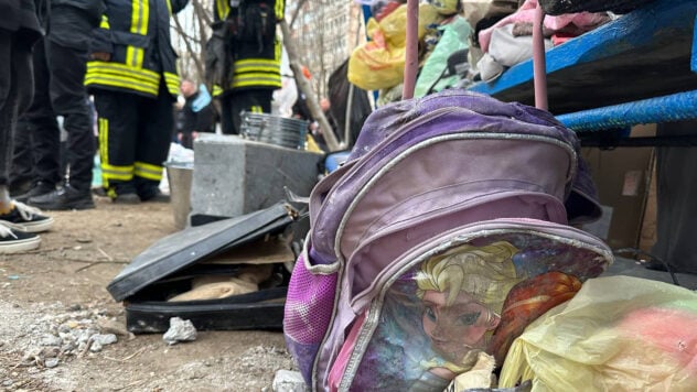 Anechka unter den Trümmern, komm! In Odessa suchen sie nach einem drei Monate alten Kind Baby mit seiner Mutter“ /></p >
<p>Die Sucharbeiten in Odessa an der Stelle, an der eine russische Drohne ein Hochhaus traf, werden fortgesetzt.</p>
<p>Während Retter den Schutt unter dem Haus wegräumen, Angehörige der Opfer liegen auf der Lauer.</p>
<h2>Sie suchen unter den Trümmern in Odessa nach einem drei Monate alten Baby.</p>
<p> h2> </p>
<p>Eine Mutter mit einem drei Monate alten Kind Das Baby liegt immer noch unter den Trümmern. Der Vater des Kindes und seine ältere Schwester befanden sich während des Angriffs in einem anderen Raum. Sie haben es geschafft zu überleben.</p>
<p>Jetzt schauen wir uns </p>
<blockquote>
<p> an— Der Mann und die älteste Tochter waren in einem anderen Zimmer, sie leben und ihr Zimmer liegt direkt an der Ecke. Ihr Mann rief an und sagte, Anechka sei unter Trümmern, komm. So ein Gebiet gibt es hier, alle Häuser stehen da herum, ich weiß nicht, wohin sie hier zielten, — sagte die Tante eines drei Monate alten Babys.</p>
</blockquote>
<h2>Die Leiche eines dreijährigen Jungen wurde unter den Trümmern hervorgezogen</h2>
<p>Ungefähr 10: 40 Uhr morgens holten Retter die Leiche eines dreijährigen Jungen unter den Trümmern eines Hauses hervor. Leider hatte das Kind keine Lebenszeichen. Sie suchen immer noch nach seiner Mutter.</p>
<p>Wie Victoria Zhuravskaya, Pressesprecherin des staatlichen Rettungsdienstes der Region Odessa, im Telethon United News sagte, arbeiten Psychologen am Ort des Vorfalls. Retter suchen weiterhin nach 11 weiteren Menschen, darunter auch Kindern.</p>
<blockquote>
<p>— Nach vorläufigen Angaben könnten sich unter den Trümmern Kinder befinden. Retter sind im Einsatz, schweres Gerät und Hundeführer sind im Einsatz, — Sagte Zhuravskaya.</p>
</blockquote>
<h2>Folgen eines Drohnenangriffs auf Odessa am 2. März 2024</h2>
<p>Nach Angaben des Stadtrats von Odessa, Stand 14:30 Uhr, 18 Wohnungen wurden durch einen Angriff russischer Drohnen zerstört und nach vorläufigen Angaben sieben weitere beschädigt.</p>
<p>Am Ort der Tragödie ist ein operatives Hauptquartier im Einsatz. Die Stromversorgung des beschädigten Hauses wurde wiederhergestellt. In 11 Häusern, einer Schule und einem Kindergarten gibt es keine Wärmeversorgung. Derzeit wird daran gearbeitet, den Betrieb des Heizraums wiederherzustellen.</p>
<p>In zwei Häusern gibt es keine Gasversorgung, die entsprechenden Dienste sind vor Ort im Einsatz.</p>
<p><em>Die Redaktion der Die ICTV-Website drückt den Familien der Opfer ihr aufrichtiges Beileid aus.</em> </p>
</p></p>
<!-- relpost-thumb-wrapper --><div class=