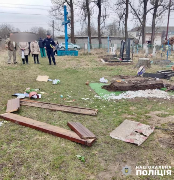 Rache aus Eifersucht: Ein Mann beschädigte das Grab eines Militärangehörigen in der Region Schytomyr“ /></p>
<p>Außerdem waren Bestattungsutensilien chaotisch auf dem Friedhof verstreut.</p>
<p>Jetzt suchen sie </p>
<p>Die Polizei stellte bald die Identität des Vandalen fest. Es stellte sich heraus, dass es sich um einen <strong>39-jährigen Anwohner</strong> handelte, der am Abend des 22. März auf den Friedhof kam und das Grab des Soldaten verletzte.</p>
<p><strong>Er sagte, er Tat es aus Eifersucht: Seine Ex-Frau verließ ihn und ging eine neue Beziehung mit einem Militärangehörigen ein.</strong></p>
<p>Allerdings konnte selbst der Tod des Mannes seine Wut nicht zügeln, und er tat dies beschloss, sich zu rächen.</p>
<p>Die Polizei eröffnete ein Verfahren gemäß Teil 2 EL. 297 StGB (Grabverletzung).</p>
<p>Dem Tatverdächtigen droht eine Freiheitsbeschränkung von drei bis fünf Jahren oder eine Freiheitsstrafe für die gleiche Dauer.</p>
</p>
<p>< /p></p>
<!-- relpost-thumb-wrapper --><div class=