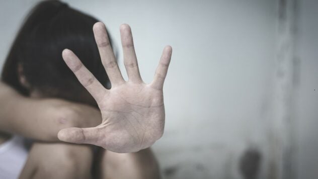 Die eine wurde im eigenen Bett vergewaltigt, die andere - unnatürlich: Frauen über die Verbrechen der Besatzer in der Region Charkow“ /></p>
<p>Der russische Oberst Emil Achmerow wird in der Region Charkow vor Gericht gestellt, weil er während der Besetzung der Region Isjum eine Frau vergewaltigt hatte. Dies ist nicht das erste Mal, dass dieser russische Armeesoldat Frauen sexuell missbraucht. In Absprache mit Komplizen gehandelt — in einem Fall verspotteten sie eine Frau in einer Menschenmenge.</p>
<p>Insgesamt werden in der Region Charkow 19 Vergewaltigungen ukrainischer Frauen durch die Besatzer untersucht, das jüngste Opfer ist erst 16 Jahre alt.</p >
<h2>Vergewaltigungsopfer</h2>
<p> < blockquote></p>
<p>— Ich bitte Sie, meinen Namen nicht zu verwenden und ihn so zu filmen, dass Ihr Gesicht nicht sichtbar ist — Ich möchte nicht erkannt werden.</p>
</blockquote>
<p>So beginnt das Gespräch eine Frau mittleren Alters, die in einer der Siedlungen der Region Charkow lebt. Aus den Einzelheiten ihres Privatlebens ließ sie mich erkennen, dass sie verheiratet ist und Kinder hat. Während der Besetzung des Bezirks Izyumsky im Frühjahr 2022 wurde sie von einem russischen Militär vergewaltigt.</p>
<p>Jetzt zuschauen </p>
<p>Es war im April, eine große Familie lebte in einem der Privathäuser im Bezirk Izyumsky , begann die Frau mit der Geschichte.</p>
<p>— Wir kamen dorthin, weil unsere Häuser kaputt waren und es dort einen Keller zum Verstecken gab. Wir waren 12 Personen, größtenteils Verwandte, die meisten — Rentner und Kinder, — sagt die Frau.</p>
<p>An diesem Tag kochte ich wie immer Essen über dem Feuer. Plötzlich näherte sich ein bewaffneter Mann und verlangte eine Dokumentenkontrolle.</p>
<p>— Am 14. April bereitete ich Essen zu, weil es weder Gas, Wasser noch Strom gab. Dieser Konstantin kam auf mich zu: „Kann ich dich treffen?“. “Na hallo”, — Sie sagte höflich, denn was soll ich tun, wenn sie Maschinengewehre und Pistolen haben. Er sagt: „Mein Kommandant sucht ein Mädchen zum Liebhaben.“ Ich sage: „Entschuldigung, Sie sind an der falschen Adresse, ich bin verheiratet, ich habe Kinder“, — erzählt die Frau.</p>
<p><img decoding=