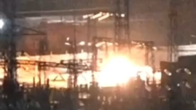 In der russischen Stadt Jekaterinburg explodierte ein Umspannwerk – wie es bei der Staatskontrolle heißt Ministerium“ /></p>
<p> < p>Russische Medien berichteten über eine angebliche Explosion am Abend des 1. März in einem Umspannwerk, das drei Militärunternehmen belieferte — MZiK, Turbomotorny und Uralmash.</p>
<p>Im Videomaterial ist ein heller Blitz zu sehen, und Augenzeugen sagen, sie hätten eine Explosion im Bereich des Umspannwerks Kalinovskaya gehört.</p>
<p></p >Jetzt ansehen </p>
<p>Offiziell nennen die russischen Behörden die Ursache der Explosion einen Kurzschluss und die anschließende Beschädigung des Transformators.</p>
<p>Einige russische öffentliche Seiten behaupten jedoch, dass es sich um eine improvisierte Explosion handelte Sprengsatz explodierte.</p>
<p>Angeblich gibt es keine Verletzten.</p>
<p> p> </p>
<h2>Explosion in einem Umspannwerk in Jekaterinburg: Was heißt es in der Hauptnachrichtendirektion?</h2>
<p>Der Vertreter der Hauptnachrichtendirektion des Verteidigungsministeriums der Ukraine, Andrey Yusov, hat diese Informationen in der Sendung des United News-Telethons weder widerlegt noch bestätigt.</p>
<p>&# 8212; „Ihre Infrastruktur verschlechtert sich weiter, und was in Russland explodiert, liegt in der Verantwortung insbesondere der russischen Behörden, aber in diesem Gebiet gibt es wirklich fürsorgliche Bürger, die Putins Diktatur nicht ertragen können“, sagte er. betonte er.</p>
<h2>Jekaterinburg auf der Karte</h2>
<p><img decoding=