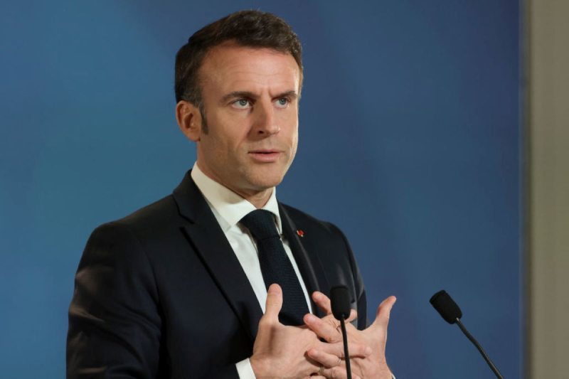 "Nicht Seien Sie Feiglinge“: Macron richtete einen Appell an die Verbündeten der Ukraine“ /></p>
<p>Emmanuel Macron wandte sich an seine Verbündeten/Collage von Channel 24</p>
<p _ngcontent-sc90 class=