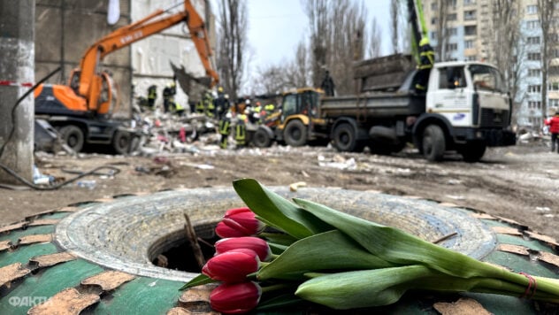 Sie entfernten die Platten und sahen ein kleines Bein: in Odessa ein 3-Jähriger Junge wurde unter den Trümmern hervorgezogen“ /></p>
<p>Während eines Drohnenangriffs auf Odessa am 2. März nahm <strong>Russland einem dreijährigen Jungen das Leben.</strong> Demnach Retter kamen fünf Menschen ums Leben. Die Suchaktion geht weiter.</p>
<h2>Drohnentreffer in Odessa</h2>
<p>Wie Vikna-novina-Korrespondentin Alexandra Chenkova vom Tatort berichtet, wurde die Leiche eines dreijährigen Jungen unter der Erde hervorgezogen Als wir gegen 10:40 Uhr die Trümmer verließen, war das Kind leider ohne Lebenszeichen.</p>
<blockquote>
<p>– Sie entfernten mehrere Platten und sahen ein kleines Bein. Sie gruben das Kind bereits tot aus, seine Verletzungen waren mit dem Leben nicht vereinbar. Aber wir geben nicht auf, die Rettungsarbeiten gehen weiter, wir verlieren nicht die Hoffnung, dass unter den Trümmern lebende Menschen sein könnten“, sagte Ilya Kovalsky, ein Mitarbeiter der Sondersicherheitseinheit der Stadt Almaz.</p>
</blockquote>
<p>Morgen wäre der tote Junge drei Jahre alt geworden. Seine Mutter liegt immer noch unter den Trümmern. Die Sucharbeit geht weiter.</p>
<p>Jetzt ansehen </p>
<p>Morgen, am 3. März, wurde in Odessa ein Trauertag ausgerufen.</p>
<h2>Drohnenangriff auf Odessa am 2. März 2024</h2>
<p >Gegen ein Uhr morgens griffen die Russen Odessa mit Drohnen an. Einer von ihnen traf ein Wohnhochhaus. Fünf Menschen starben, darunter — ein dreijähriger Junge.</p>
<p>Nach Angaben des Leiters der regionalen Militärverwaltung von Odessa, Oleg Kiper, wurden die Details von drei Toten ermittelt: einer 1952 geborenen Frau, einem 1988 geborenen Mann und einem Baby im Jahr 2021 geboren.</p>
<p><em> Die Herausgeber der Facts ICTV-Website sprechen den Familien der Opfer ihr aufrichtiges Beileid aus.</em></p>
</p></p>
<!-- relpost-thumb-wrapper --><div class=