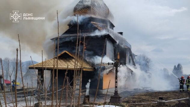 Eine alte Kirche in der Region Lemberg wurde durch einen Brand vollständig zerstört