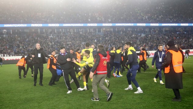 Der Fußballspieler begrüßte den Fan mit einem Roundhouse-Kick: Danach kam es in der Türkei zu einer Massenschlägerei Spiel