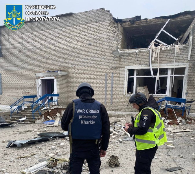 Die Russische Föderation griff Izyum mit Marschällen an: Die Turnhalle war beschädigt, ein Wachmann wurde verwundet“ /></p>
<p>Staatsanwaltschaft der Gebiete Charkiw</p>
<p><img decoding=