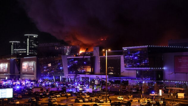 Terroranschlag auf das Rathaus von Crocus: Die GUR benannte die Organisatoren der Erschießung von Menschen im Rathaus Region Moskau“ /></p>
<p>Die Ukraine hat nichts mit dem Terroranschlag im Konzertsaal „Crocus City Hall“ in der Region Moskau zu tun.</p>
<p>Sondern aber mit der öffentlichen Hinrichtung von Menschen in Krasnogorsk, Moskau Region, ist eine Provokation, die von russischen Sonderdiensten begangen wurde. </p>
<p>Ukrainische Beamte und Behörden äußerten diese Reaktion auf die Erschießung von Menschen durch unbekannte Militante im Rathaus von Crocus in der Nähe von Moskau.</p>
<p>Jetzt gucken </p>
<h2 >Terroranschlag in der Nähe von Moskau: Reaktion der Hauptdirektion für Nachrichtendienste der Region Moskau</h2>
<p> Die Hauptdirektion für Nachrichtendienste des Verteidigungsministeriums der Ukraine bezeichnete den Terroranschlag in Moskau als „geplante und absichtliche Provokation des russischen Sonderkommandos“. Dienste auf Anweisung Putins.“</p>
<p>Der Zweck einer solchen Tat bestehe darin, noch härtere Angriffe auf die Ukraine und eine totale Mobilisierung in Russland zu rechtfertigen, so die GUR.</p>
<blockquote>
<p>— „Die öffentliche Hinrichtung von Menschen in Moskau sollte als Putins Drohung mit einer noch stärkeren Eskalation und Ausweitung des Krieges verstanden werden“, sagte er. heißt es in der Nachricht.</p>
</blockquote>
<p>Laut GUR eine Aussage des Kremlsprechers <strong>Dmitri Peskow</strong>, was kurz vor dem Terroranschlag über den Krieg klang, sei nur ein „Fehlstart einer sorgfältig geplanten Kreml-Sonderoperation“.</p>
<p>Zuvor hatte Peskow gesagt, Russland „befinde sich im Kriegszustand.“ </p>
<p>— Ja, es begann als eine spezielle Militäroperation, aber als sich der kollektive Westen auf Seiten der Ukraine daran beteiligte, wurde es für uns bereits zu einem Krieg. Und jeder sollte dies für seine interne Mobilisierung verstehen, — sprach der Kreml-Sprecher.</p>
<p>Aus der GUR-Botschaft geht hervor, dass der russische Präsident Wladimir Putin über „umfangreiche Erfahrung in der Organisation solcher Terroranschläge zur Stärkung seiner eigenen Macht verfügt, beginnend mit der Bombardierung von Häusern auf der Kaschirskoje-Autobahn“.</p>
<p> — Wie damals wird die heutige Einschüchterungsaktion gegenüber den Russen zum Anlass dafür werden, die Schrauben so weit wie möglich anzuziehen. in Russland selbst — Die Nachricht lautet.</p>
<p>Geheimdienstmitarbeiter sind zuversichtlich, dass der Kreml die Ukraine für die Organisation des Terroranschlags verantwortlich machen und die Hinrichtung seiner eigenen Bürger als Vorwand für noch brutalere Angriffe auf die zivile Infrastruktur und die Tötung ukrainischer Zivilisten nutzen kann. Gleichzeitig sei der heutige massive Beschuss der zivilen Infrastruktur der Ukraine ein weiteres Glied in der von Putin eingeleiteten Eskalation, so die GUR.</p>
<p>— Putin hat wiederholt versucht, den Westen einzuschüchtern, unter anderem durch den Einsatz von Atomwaffen. Daher kann dieser Terroranschlag als weiterer „Grund“ für die Tat herangezogen werden. um die Aggressivität zu steigern. Die ungehinderte Bewegung einer Gruppe von Militanten mit Maschinengewehren im Zentrum von Moskau sowie viele andere unbestreitbare Beweise deuten jedoch darauf hin, dass die Schießerei im Rathaus von Crocus von russischen Sonderdiensten organisiert wurde, — notiert in der Hauptdirektion für Geheimdienste.</p>
<h2>Musical Nord-Ost, Kashirskoye Highway: Podolyak über regelmäßige Terroranschläge in der Russischen Föderation</h2>
<p>Im Gegenzug Berater des Leiters des Büros der Der Präsident der Ukraine, Michail Podolyak, weist darauf hin, dass die Ukraine nichts mit dem Terroranschlag im Konzertsaal Crocus City Hall in der Nähe von Moskau zu tun hat.</p>
<p>— <strong>Die Ukraine hat absolut nichts mit diesen Ereignissen zu tun</strong>. Erstens, weil wir einen umfassenden, umfassenden, riesigen und intensiven Krieg mit der regulären russischen Armee und mit Russland als Land führen. Und alles wird auf dem Schlachtfeld entschieden, — sagte Michail Podolyak in einer auf seinem Telegram-Kanal veröffentlichten Erklärung.</p>
<p>Ihm zufolge hat die Ukraine nie terroristische Methoden eingesetzt, um Krieg zu führen, anders als dies die Russische Föderation regelmäßig tut.</p >
<blockquote>
<p >— In der modernen russischen Geschichte wurden Terroranschläge gegen ihre Bürger, zum Beispiel auf der Kashirskoe-Autobahn oder Nord-Ost, wiederholt dazu genutzt, bestimmte nachfolgende Völkermordaktionen gegen die eine oder andere ethnische Gruppe zu korrigieren, — Podolyak betonte.</p>
</blockquote>
<p>Abschließend erinnerte Podolyak daran, dass Botschaften und Vertreter mehrerer Länder in Moskau schon lange vor dem heutigen Terroranschlag in einem Konzertsaal in der Nähe von Moskau am 8. März vor der Möglichkeit gewarnt hatten, Terroranschläge für spätere Propaganda- oder andere Aktionen der Russen durchzuführen Föderation, um die groß angelegte Mobilisierung fortzusetzen, die Militarisierung und absolut gewagte völkermörderische Raketenangriffe auf die Zivilbevölkerung der Ukraine zu rechtfertigen”.</p>
<p>— Deshalb betone ich noch einmal: Die Ukraine hat nichts mit Terroranschlägen oder Schießereien zu tun. Ich glaube, dass die Russische Föderation immer noch aufhören muss, den Terrorismus als Kriegsmethode gegen ihre Bevölkerung und gegen die Ukraine einzusetzen, — Podolyak fasste zusammen.</p>
<h2>Terroranschlag im Crocus City Hall: Russland wurde gewarnt</h2>
<p>Wir erinnern Sie daran, dass am Abend des 22. März in Krasnogorsk in der Region Moskau die Schießerei im Konzertsaal des Crocus City Hall begann.</p>
<p> Anschließend wurde bekannt, dass mehrere getarnte Männer mit Waffen das angegebene Gebäude betraten und das Feuer eröffneten, bevor die russische Gruppe Picnic dort auftreten sollte.</p>
<p>Später brach im Gebäude ein Feuer aus und es kam zu Explosionen. Augenzeugen behaupten, dass das Dach des Crocus City Hall-Gebäudes eingestürzt ist und sich möglicherweise viele Menschen unter den Trümmern befinden.</p>
<p>Mittlerweile werden mehr als 40 Tote und 100 Verletzte gemeldet.</p>
<p>Über Verschiedene ausländische Botschaften hatten zuvor vor der Vorbereitung terroristischer Anschläge auf russischem Territorium gewarnt. Insbesondere forderte die US-Botschaft die Amerikaner auf, große Menschenansammlungen wie Konzerte zu meiden. Eine ähnliche Erklärung wurde vom britischen Außenministerium veröffentlicht.</p>
<p>Als Reaktion auf Warnungen westlicher Länder bezeichnete der russische Präsident Wladimir Putin diese Aussagen als „Erpressung und Provokation“.</p>
</p ></p>
<!-- relpost-thumb-wrapper --><div class=