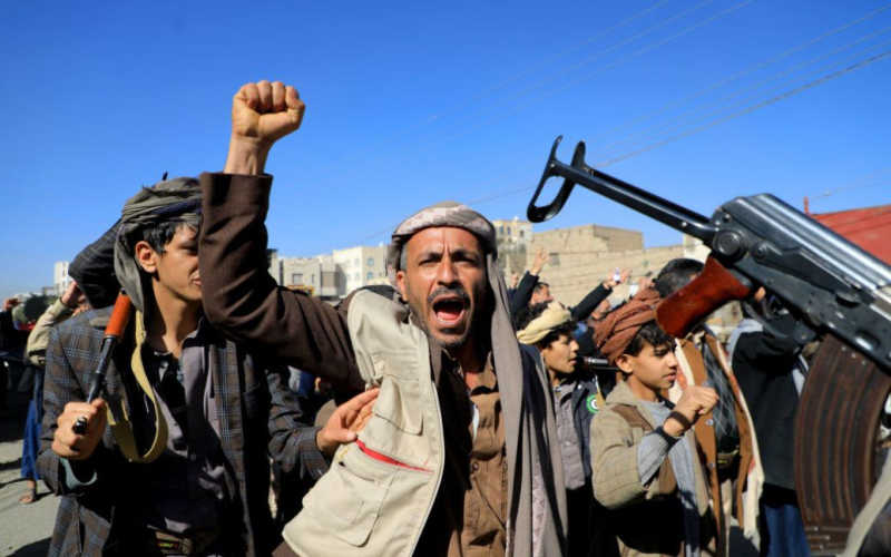 Angriff Houthis: Zum ersten Mal sank ein Schiff im Roten Meer – Details“ /></p>
<p><strong>Infolge des Untergangs des Schiffes kommt es zu schweren Umweltschäden.</strong>< /p></p>
<p>Zum ersten Mal sank ein Schiff im Roten Meer nach einem Angriff der jemenitischen Huthi, die seit einigen Monaten Raketen- und Drohnenangriffe auf internationale Frachtschiffe starten . Das Schiff „Rubimar“ sank im Roten Meer.</p>
<p>Bild schreibt darüber.</p>
<p>Wie die jemenitische Regierung berichtet, ereignete sich der Angriff auf das Schiff „Rubimar“ am 18. Februar. Nach schweren Schäden driftete das Schiff unkontrolliert nach Norden und sank dann.</p>
<p>Schon vor dem Untergang des Schiffes warnte das US-Militär vor schweren Umweltschäden. „Rubimar“ transportierte 41.000 Tonnen Düngemittel. Darüber hinaus bildete sich um das Schiff herum ein kilometerlanger Ölteppich.</p>
<p>Die Besatzung des Schiffes wurde in das afrikanische Land Dschibuti evakuiert.</p>
<p>Die Huthi im Jemen begannen nach dem Krieg mit dem Beschuss von Handelsschiffen Beginn der Operation der israelischen Armee im Gazastreifen. Die Houthis haben dem internationalen Handel erheblichen Schaden zugefügt, da die Route über das Rote Meer Europa und Asien verbindet.</p>
<p>Der Handel über den Suezkanal ist laut der UN-Welthandelskonferenz in den letzten zwei Monaten um 42 % zurückgegangen und Entwicklung.</p>
<p>Als Reaktion auf die Angriffe haben die Vereinigten Staaten und Großbritannien wiederholt Houthi-Stellungen im Jemen angegriffen.</p>
<p>Erinnern Sie sich daran, dass <strong>im Januar die Houthis einen US-Amerikaner angegriffen haben Schiff mit ballistischen Raketen.</strong></p>
<h4>Verwandte Themen:</h4>
<p>Weitere Nachrichten</p>
<!-- relpost-thumb-wrapper --><div class=