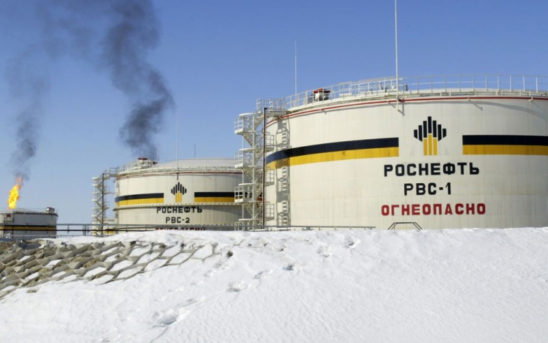 Angriff auf drei Rosneft-Anlage war effektiv – Quellen“ /></p>
<p><strong>Die angegriffenen Unternehmen verarbeiten jährlich etwa 25 Millionen Tonnen Öl – fast 10 % der russischen Ölraffinerie.</strong></p>
<p > Der Sicherheitsdienst der Ukraine bezeichnete den Drohnenangriff auf drei Rosneft-Ölraffinerien, der in der Nacht des 16. März stattfand, als erfolgreich.</p>
<p>Hromadske berichtete dies unter Berufung auf eigene Quellen bei den Strafverfolgungsbehörden.</p >
<p>Die Nachricht bezieht sich auf die Ölraffinerien Novokuybyshevsky, Kuibyshevsky und Syzran in der Region Samara der Russischen Föderation. Insgesamt verarbeiten diese Anlagen, die zum Unternehmen Rosneft gehören, jährlich etwa 25 Millionen Tonnen Öl – fast 10 % aller Ölraffinerien in der Russischen Föderation.</p>
<p>„Die SGE setzt weiterhin eine Strategie zur Untergrabung um.“ „Das wirtschaftliche Potenzial der Russischen Föderation, das es ihr ermöglicht, in der Ukraine Krieg zu führen. Die „Bavona“-Saison in den russischen Raffinerien ist in vollem Gange. Jede dieser Niederlagen verringert den Strom von Petrodollars, die die Militärwirtschaft der Russischen Föderation speisen“, heißt es in der Quelle sagen die Geheimdienste.</p>
<p>Wir erinnern uns daran, dass früher über Explosionen und Brände in zwei Ölraffinerien in der Region Samara in der Russischen Föderation berichtet wurde, die durch einen Angriff unbekannter Drohnen verursacht wurden.</p>
<h4 >Ähnliche Themen:</h4>
<p>Weitere Neuigkeiten</p>
<!-- relpost-thumb-wrapper --><div class=