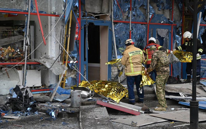 Angriffe auf die Die Region Belgorod löst in Russland Panik aus – ISW“ /></p>
<p><strong>Milblogger kritisieren das russische Militärkommando.</strong></p>
<p>Fortsetzung begrenzter Razzien vom Territorium der Ukraine bis Die Grenzregionen Russlands werden höchstwahrscheinlich den Kreml vor die Wahl stellen, als Reaktion auf die Invasion Reputations- oder Ressourcenkosten zu zahlen.</p>
<p>Dies geht aus einem Bericht von Analysten des Institute for the Study of War hervor.</p>
<p>Russische Quellen, darunter das Verteidigungsministerium (MoD), behaupten, dass Einheiten des Russischen Freiwilligenkorps (RDK) und der Legion Die „Freiheit Russlands“ (LSR) setzte ihre Angriffe auf russische Grenzgebiete, vor allem in der Region Kursk und der Region Belgorod, fort, aber russische Grenzschutzbeamte wehrten die Angriffe ab.</p>
<p>Milblogger behaupteten, dass RDK und LSR eine niedrige Quote erzielt hätten. Der Höhenhubschrauber landete am Abend in der Nähe von Kozinka und die russischen Streitkräfte verteidigten ihn weiterhin.</p >
<p>Ein bekannter russischer Militärblogger kritisierte insbesondere das russische Militärkommando – es hieß, dass die russischen Grenzgebiete im dritten Kriegsjahr nicht „frei atmen“ könnten, und argumentierte, dass jemand eine strategische Fehleinschätzung begangen habe, als er beschlossen habe, die russischen Truppen abzuziehen komplett zurück nach Russland.</p >
<p><img decoding=