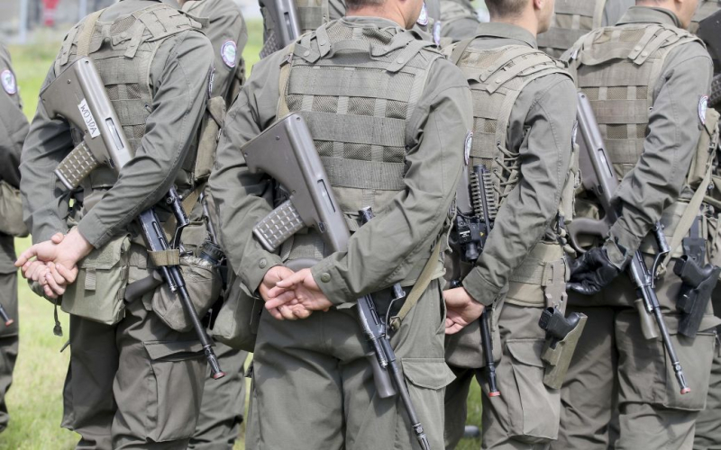 Österreich äußerte seine Position zur Entsendung von Militärpersonal in die Ukraine“ /></p>
<p><strong>Shallenberg bezeichnete die Diskussion als „unnötig“.</strong></p>
<p><strong>Österreich</strong> meint Es sei inakzeptabel, sein Militär in die Ukraine zu schicken. Es geht um Neutralität.</p>
<p>Dies erklärte der Chef des österreichischen Außenministeriums, Alexander Schallenberg, im ORF-Fernsehsender.</p>
<p>Der Außenminister stellt fest, dass Wien daran festhält Standpunkt – etwa zur Lieferung militärischer Hilfe an Kiew. Ihm zufolge besteht in der NATO kein Konsens zu diesem Problem.</p>
<p>“Ich halte solche Diskussionen für unnötig. Offensichtlich sagt Österreich Nein. Wir werden die Neutralität wahren. Kein Einsatz von Militärpersonal, keine Lieferungen von Militärmaterial , Waffen und Munition für die Ukraine“, betonte Schallenberg.</p>
<p>Wir erinnern uns, dass El Pais unter Berufung auf eigene Quellen berichtet, dass sich <strong>NATO-Militärangehörige bereits in der Ukraine befinden.</strong> Sie kontrollieren die zugeteilten Waffen an die ukrainischen Streitkräfte sowie die Durchführung von Geheimdienstoperationen und Schulungen.</p>
<h4>Verwandte Themen:</h4>
<p>Weitere Nachrichten</p>
<!-- relpost-thumb-wrapper --><div class=