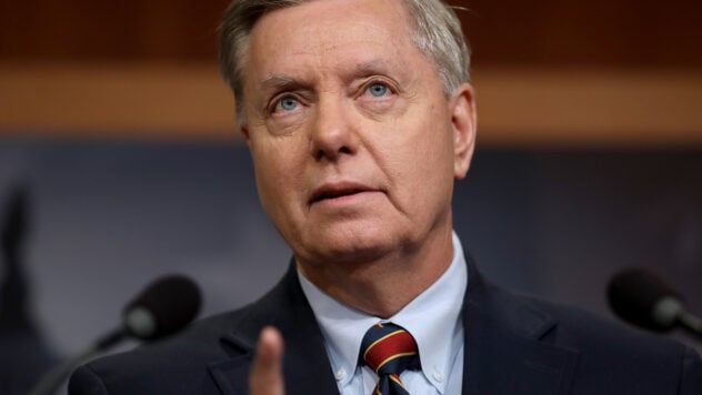 Die Suche nach Optionen geht weiter und das Paket könnte eines Tages genehmigt werden: Lindsey Graham über die finanzielle Unterstützung der Ukraine“/></p>
<p>Die Ukraine wird von den Vereinigten Staaten die notwendige militärische Ausrüstung erhalten und in der Lage sein, nicht nur das Territorium zu verteidigen, sondern auch weiteren Druck auf die Russische Föderation auszuüben.</p>
<p>Republikanischer Senator <strong>Lindsey Graham</p>
<p> Diesbezüglich sagte er bei einem Briefing in Kiew.</p>
<blockquote>
<p>— Ich hoffe, dass dies im Jahr 2024 passieren wird. Amerika wird Waffen in die Ukraine schicken, die Sie dringend brauchen, und in Zukunft werden Sie nicht nur Territorium halten, sondern im Jahr 2024 auch weiteren Druck auf die Russen ausüben, damit Sie ATACMS erhalten und „umdrehen“. Brücke, die die Krim mit Russland verbindet. „Ich möchte, dass 2024 ein Jahr mit qualitativen Vorteilen für das ukrainische Militär wird“, sagte er. sagt er.</p>
</blockquote>
<p>Darüber hinaus versprach Graham, dass noch in diesem Jahr weitere Granaten vom Kaliber 155 in der Ukraine eintreffen werden, und äußerte die Hoffnung, dass F-16-Flugzeuge bereits 2024 im Krieg eingesetzt werden. </p>
<p>Jetzt schaue ich mir die </p>
<h2>Hilfe der USA für die Ukraine an</h2>
<p>Lindsey Graham berichtete, dass der Sprecher des Repräsentantenhauses, Mike Johnson, nun nach Optionen sucht, um sicherzustellen, dass der Kongress ein neues Hilfspaket für die Ukraine verabschiedet. Eine mögliche Option könnte darin bestehen, die Hilfe in Form eines zinslosen Darlehens statt wie bisher in Form eines Zuschusses zu gewähren.</p>
<p>— Ich habe mit dem Redner (Johnson, —<strong>Ed.</strong>) gesprochen, bevor ich hierher kam. Er versucht, einen Weg zu finden, die Hilfe für die Ukraine zu fördern. Ich denke, die Idee eines Kredits wird großen Anklang finden. Nicht nur unter Republikanern, sondern auch unter Demokraten, — sagt Graham.</p>
<p>Er äußerte die Hoffnung, dass das entsprechende Projekt das Repräsentantenhaus „in den kommenden Tagen, nicht in Wochen“ passieren könnte.</p>
<p>Darüber hinaus bemerkte Graham die Bedeutung der Annahme des Mobilisierungsgesetzes.</p>
<p>— Wir müssen neue Leute in das Geschäft holen. Deshalb hoffe ich, dass es bald Bewegung zum Mobilmachungsgesetz gibt, damit Sie im Herbst mehr Truppen haben, die Sie in die Schlacht werfen können, — sagt der Senator.</p>
</p></p>
<!-- relpost-thumb-wrapper --><div class=