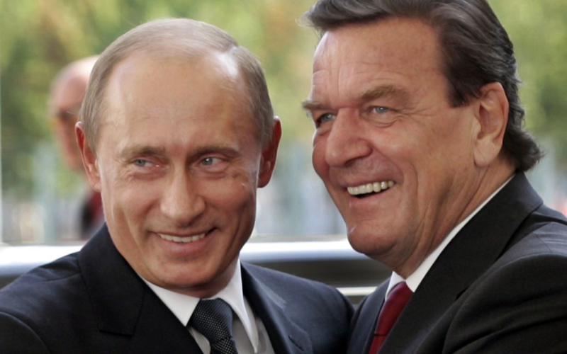 Ehemaliger Der deutsche Kanzler bietet an, seine Freundschaft mit Putin zu nutzen. /></p>
<p><strong>Der deutsche Politiker glaubt, dass seine enge Beziehung zum russischen Präsidenten zu einer Beilegung des Krieges führen kann.</strong></p >
<p>Der frühere deutsche Bundeskanzler Gerhard Schröder sagte, dass seine Freundschaft mit dem Kreml-Diktator Wladimir Putin „zur Beendigung des Krieges in der Ukraine beitragen“ könne.</p>
<p>Darüber sprach er in einem Interview mit der Deutschen Presse-Agentur dpa. </p>
<p>„Wir arbeiten schon seit vielen Jahren zusammen. Vielleicht kann es noch helfen, eine Verhandlungslösung zu finden, ich sehe keinen anderen Weg“, sagte Schröder, der seit seiner Zeit als Bundeskanzler der Bundesrepublik Deutschland (1998 – 2005) mit Putin befreundet ist.</p>
<p >Der inzwischen deutsche Politiker arbeitet weiterhin für die meisten russischen Unternehmen, die am Nord Stream-Energieprojekt in der Ostsee beteiligt sind.</p>
<p>Obwohl er die Invasion in der Ukraine als „fatalen Fehler“ bezeichnete, gab er nicht auf seine Beziehung zum blutigen russischen Diktator. Die Führung der Sozialdemokratischen Partei Deutschlands (SPD) grenzte ihn deswegen an den Rand, das Verfahren zu seinem Ausschluss aus dieser politischen Formation scheiterte jedoch.</p>
<h2><strong>Welchen Nutzen hat die „Freundschaft“ mit Putin?</strong></h2>
<p>Auf die Frage, warum er seine Freundschaft mit dem Diktator trotz Zehntausender Todesfälle und Kriegsverbrechen nicht aufgibt Auf die von Russland in der Ukraine verübten Taten antwortete Gerhard Schröder: „Es ist wahr, dass das eine andere Dimension ist.“</p>
<p>Der ehemalige deutsche Bundeskanzler glaubt an seine enge Beziehung zum russischen Diktator, dessen Verhaftung vom Internationalen Strafgerichtshof angestrebt wird Gericht für Kriegsverbrechen, könnte zu einer Einigung im Krieg führen.</p>
<p>„Ich glaube, dass es völlig falsch wäre, all die positiven Dinge zu vergessen, die in der Vergangenheit zwischen uns in der Politik passiert sind. Das ist nicht mein Stil und ich mache es sowieso nicht“, sagte der Altkanzler.</p>
<p>Schröder bezog sich auf seine Vermittlungsmission im März 2022, kurz nach Beginn der russischen Invasion in der Ukraine, als er sagte, er habe sich in Istanbul mit dem derzeitigen ukrainischen Verteidigungsminister Rustem Umerov, der damals Mitglied des Verhandlungsteams war, getroffen und sei dann dorthin gegangen Moskau will mit Putin reden.</p>
<p>Die damalige Initiative scheiterte bekanntlich, da es dem kriminellen Regime im Kreml nicht um eine Deeskalation ging, sondern um einen Krieg zur Vernichtung des Nachbarstaates.</p >
<h2><strong>Was Schröder vorschlägt</strong></h2>
<p>Heute plädiert Schröder für einen neuen Versuch der Vermittlung auf Regierungsebene.</p>
<p>„Frankreich und Deutschland müssen die Initiative ergreifen.“ in ihre eigenen Hände. Offensichtlich kann der Krieg nicht mit der völligen Niederlage der einen oder anderen Seite enden“, sagte er.</p>
<p>Schröder bezeichnete auch die Behauptung, Putin könne einen Atomkrieg beginnen oder ein NATO-Land angreifen, als „Unsinn“. Ostflanke. </p>
<p>Um eine Verschärfung solcher Szenarien im Keim zu verhindern und der Besorgnis in der Bevölkerung vorzubeugen, sei es seiner Meinung nach notwendig, neben der Unterstützung der Ukraine auch ernsthaft über eine Lösung des Konflikts nachzudenken .</p>
<p>Erinnern Sie sich daran, dass der ehemalige deutsche Bundeskanzler Gerhard Schröder letztes Jahr in einem Interview die Krim als „Teil der russischen Geschichte“ bezeichnete.</p>
<h4>Verwandte Themen:</h4>
<p>Weitere Nachrichten</p>
<!-- relpost-thumb-wrapper --><div class=