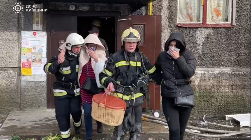 Eine Explosion ereignete sich in ein Hochhaus in Bila Zerkwa: Es gibt Tote, ein Kind wird ins Krankenhaus eingeliefert“ /></p>
<p>Um 16:09 Uhr wurde ein Feuer in einem fünfstöckigen Wohnhaus gelöscht.</p>
<p >In sozialen Netzwerken schreiben sie, dass die Explosion auf ein Gasleck zurückzuführen sei, der staatliche Rettungsdienst teilt mit, dass ein unbekannter Gegenstand explodierte.</p>
<p> — Durch die Explosion eines unbekannten Objekts wurde die Decke in den Wohnungen zwischen dem 2. und 5. Stock zerstört, es kam zu einem Brand, — schreibt die Abteilung.</p>
<h2>Video der Folgen der Explosion in Bila Zerkwa</h2>
<p>Videos und Fotos der Folgen der Explosion in einem Hochhaus in Bila Zerkwa werden online verbreitet . Sie sagen, dass sich der Vorfall in der Nähe der Turnhalle ereignet habe.</p>
</p></p>
<!-- relpost-thumb-wrapper --><div class=