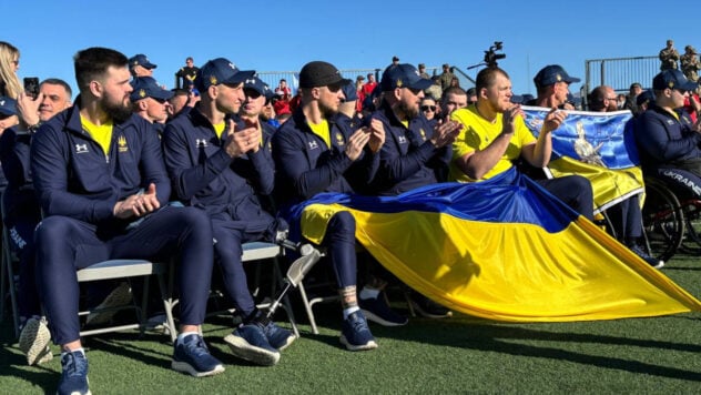 Air Force Trials-2024: Das ukrainische Team war das erste, das Wettbewerbe für Veteranen im Jahr 2024 eröffnete USA“ />< /p> </p>
<p>Die <strong>United States Air Force Trials-2024</strong> — Wettbewerbe für Veteranen und Militärangehörige, die verwundet und verletzt wurden.</p>
<p>Dies geschah am Freitag, dem 8. März, auf der Nellis Air Force Base, einem Stützpunkt der US-Luftwaffe.</p>
<p>Bei der Eröffnung Zeremonie des ersten Die ukrainische Mannschaft betrat das Feld. Die ukrainische Kolonne wurde vom Kapitän der Nationalmannschaft, einem 30-jährigen Nationalgardisten aus Iwano-Frankiwsk <strong>Juri Gapontschuk</strong> und einem 30-jährigen Soldaten der ukrainischen Streitkräfte aus der Region Tschernihiw angeführt stark>Ruslan Sumin</strong>über den die Come Back Alive Foundation sprach.</p>
<p>Jetzt zuschauen </p>
<p>Nach sportlicher Tradition wurde bei Wettkämpfen ein Feuer angezündet. Die Fackel aus der Ukraine wurde von einem 23-jährigen Veteranen des staatlichen Grenzschutzdienstes aus der Region Czernowitz <strong>Vadim Gilchuk</strong> und einem 29-jährigen Soldaten der Streitkräfte der Ukraine aus Sumy getragen Region <strong>Vadim Kirichenko.</strong></p>
<p><img decoding=