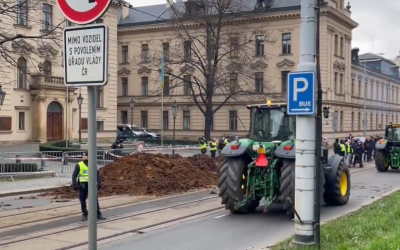 Tschechische Bauern stapelten Misthaufen vor dem Regierungsgebäude in Prag: Foto