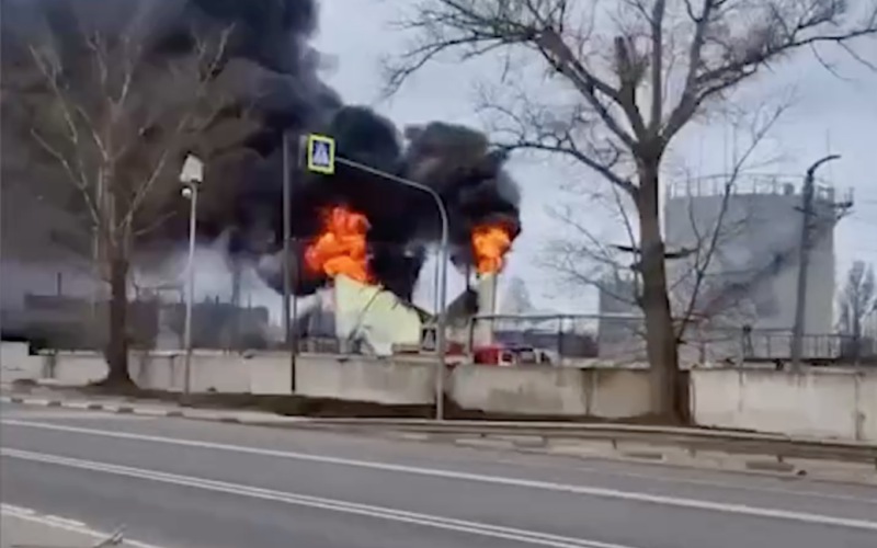 Drohnen griffen die Region Kursk an : Brände brachen aus (Video)“ /></p>
<p><strong>Ein Lager für Kraft- und Schmierstoffe sowie ein Kraftstofftank auf dem Gelände des Werks brennen.</strong></p>
<p> In der Region Kursk wurde ein Drohnenangriff angekündigt. Am 6. März brach ein Feuer in einem Lager für Kraft- und Schmierstoffe aus, das Bergbau- und Verarbeitungswerk Michailowski wurde getroffen.</p>
<p>Dies wurde gemeldet vom Regionalgouverneur Roman Starovoit und russischen Telegramkanälen.</p>
<p >Starovoit schrieb im Internet, dass infolge eines Angriffs einer angeblich ukrainischen Drohne in der Region Schelesnogorsk ein Feuer in einem Lagerhaus ausgebrochen sei von Kraft- und Schmierstoffen.</strong></p>
<p>„Der Kraftstofftank brennt, es gab keine Verletzten. Einsatzkräfte sind vor Ort eingetroffen“, sagte der Gouverneur.</p>
<p>In Darüber hinaus griff die Drohne auch das nach ihr benannte Bergbau- und Verarbeitungswerk Mikhailovsky an. EIN V. Varichev in Schelesnogorsk. Laut russischen öffentlichen Berichten traf <strong>die Drohne einen Treibstofftank auf dem Gelände des Werks</strong> und es kam zu einem Brand.</p>
<p>Es wurden keine Verletzten gemeldet.</p>
<p>< u><strong>Lesen Sie die wichtigsten Nachrichten des Tages:</strong></u></p>
<p>Erinnern Sie sich daran, dass es in Tuwa (Russische Föderation) zu einer Explosion im Wärmekraftwerk Shagonarskaya kam. Infolge des Vorfalls wurden Dutzende Menschen verletzt, örtliche Arbeiter erlitten Verbrennungen.</p>
<p><u><strong>Lesen Sie auch:</strong></u></p>
<h4>Ähnliches Themen:</h4>
<p> Weitere Neuigkeiten</p>
<!-- relpost-thumb-wrapper --><div class=