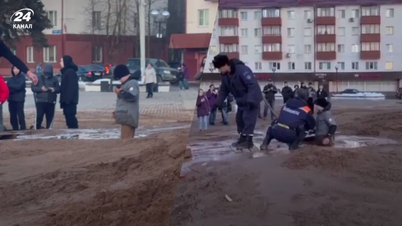 Sumpffalle im Stadtzentrum: In der Region Moskau wurden Schulkinder in den Schlamm gesaugt - Video