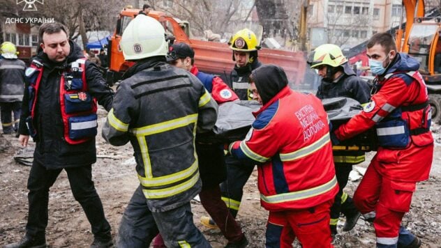 Beschuss von Odessa am 15. März: 21 Menschen starben, der Angriff war der massivste überhaupt der Zahl der Todesopfer“ /> </p>
<p>Die Zahl der Todesopfer infolge des russischen Angriffs in Odessa am 15. März stieg auf 21. Der Angriff ist gemessen an der Zahl der Todesopfer der schwerste in der Stadt Opfer.</p>
<p>Die stellvertretende Bürgermeisterin von Odessa Swetlana berichtete dies in einem Kommentar zu Facts ICTV Bedrega.</p>
<blockquote>
<p>— Leider ist heute ein weiteres Opfer gestorben, das sich gestern in einem äußerst ernsten Zustand befand. Der Verstorbene war ein Retter, — sagte sie.</p>
</blockquote>
<p>Nach Angaben des Abgeordneten liegen inzwischen mehr als 50 Opfer des Angriffs in Krankenhäusern. Viele Menschen befinden sich in einem ernsten und äußerst ernsten Zustand.</p>
<p>Jetzt zuschauen </p>
<p>Oleg Kiper, Leiter der Polizeibehörde von Odessa, stellte fest, dass der Angriff auf Odessa am 15. März gemessen an der Zahl der Opfer der massivste in der Stadt war .</p>
<p>Heute wurde in der Stadt und der Region Trauer ausgerufen.</p>
<h2>Beschuss von Odessa am 15. März</h2>
<p>Am Freitag, 15. März, gegen 11:00 Uhr In Odessa kam es zu Explosionen. Russische Truppen feuerten von der besetzten Krim aus Iskander-M-Raketen auf die Stadt.</p>
<p>Infolge des Angriffs wurden 21 Menschen getötet und weitere 75 verletzt.</p>
<p>Darüber hinaus wurden 10 verletzt Privathäuser, eine Tankstelle, eine Niederdruckgasleitung und zwei Feuerwehr- und Rettungsfahrzeuge.</p>
</p></p>
<!-- relpost-thumb-wrapper --><div class=