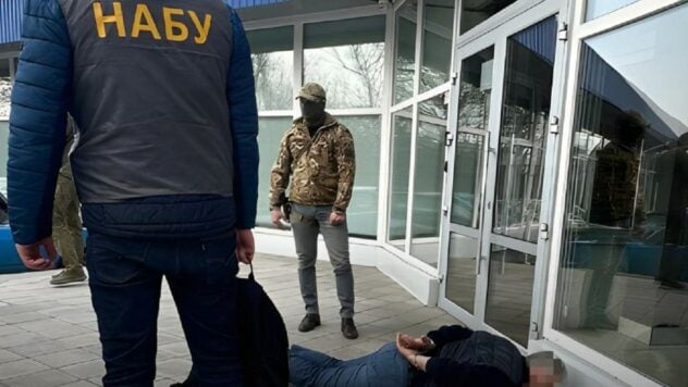 Sie versuchten, dem Leiter der regionalen Staatsverwaltung 100.000 US-Dollar zu geben: Zwei Abgeordnete wurden festgenommen in der Region Sumy“ /></p >
<p>In der Region Sumy boten zwei Abgeordnete des Regionalrats dem Leiter der staatlichen medizinischen Verwaltung 100.000 US-Dollar für den Zusammenschluss zweier medizinischer Einrichtungen an, was eine Erhöhung der Finanzierung bedeuten würde . Sie wurden festgenommen.</p>
<p>Das berichteten die Pressedienste des <b></b>Nationalen Antikorruptionsbüros (NABU) und der <b></b>Spezialisierten Antikorruptionsstaatsanwaltschaft (SAP). das.</p>
<blockquote  
<p> 
<p>— Die Abgeordneten boten dem Leiter der Militärverwaltung der Stadt Sumy die angegebenen Mittel für den Zusammenschluss zweier medizinischer Einrichtungen an, was eine Erhöhung der Mittel gewährleisten würde, sowie für die Belassung einer der Personen auf die Position des Chefarztes dieses fusionierten Krankenhauses , der ungerechtfertigte Vorteile erbracht hat, — informiert SAPO.</p>
</blockquote>
<h2>Inhaftierung von zwei Abgeordneten in der Region Sumy</h2>
<p>Darüber hinaus versprachen die Abgeordneten, Beamten der Militärverwaltung 10-20 % zu gewähren der zugewiesenen Haushaltsmittel für die neu geschaffene medizinische Einrichtung.</p>
<p>Wird gerade beobachtet </p>
<p><img decoding=