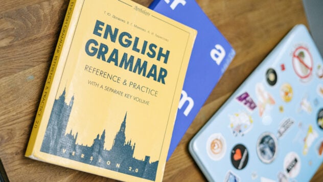 Englisch wird in Kindergärten und sogar bei den Streitkräften der Ukraine sein: Das Komitee empfahl der Rada den Gesetzentwurf verabschieden“ /></p >
<p>Der parlamentarische Ausschuss für humanitäre Hilfe und Informationspolitik empfahl der Werchowna Rada, den Gesetzentwurf über die Verwendung der englischen Sprache in der Ukraine in zweiter Lesung und allgemein anzunehmen.</p>
<h2>Der Gebrauch der englischen Sprache in der Ukraine</h2>
<p>Die stellvertretende Vorsitzende des Ausschusses, Evgenia Kravchuk, berichtete, dass der Gesetzentwurf 9432 über den Gebrauch der englischen Sprache in der Ukraine in zweiter Lesung angenommen wurde. Das Dokument wurde im November 2023 als Grundlage angenommen.</p>
<p>Dem Gesetzentwurf zufolge wird vorgeschlagen, den Status von Englisch als eine der Sprachen der internationalen Kommunikation in der Ukraine offiziell zu festigen. Das Dokument definiert Kategorien von Positionen, für die Kandidaten Englisch sprechen müssen.</p>
<p>Jetzt im Auge behalten </p>
<p>Gleichzeitig sieht der Gesetzentwurf vor, dass der Staat das obligatorische Erlernen der englischen Sprache gewährleistet und das Erlernen anderer Sprachen fördert Internationale Kommunikation in Bildungseinrichtungen. Dies hängt nicht von der Eigentumsform ab.</p>
<p>Das Dokument legt fest, dass vorschulische Bildungseinrichtungen den obligatorischen Englischunterricht für Kinder im Grund-, Mittel- und Obervorschulalter anbieten.</p>
<p>Wenn der Gesetzentwurf angenommen wird, hat die Hochschule Education das Recht, über die Lehrtätigkeit in einer, mehreren oder den meisten Disziplinen, die Erledigung einzelner Aufgaben und die Durchführung von Prüfungen in englischer Sprache zu entscheiden. Dies wird in der Beschreibung des Bildungsprogramms bei der Zulassung zum Westlichen Militärbezirk angegeben.</p>
<p>Die Streitkräfte der Ukraine und die Nationalgarde können Englisch als Sprache der internationalen Kommunikation verwenden die Rechnung.</p>
</p></p>
<!-- relpost-thumb-wrapper --><div class=