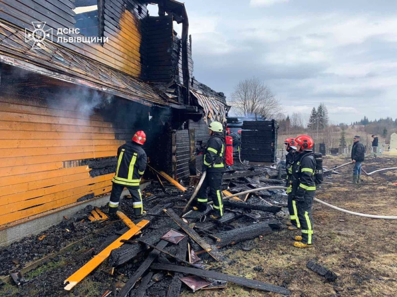 In In der Region Lemberg wurde die alte Kirche durch einen Brand vollständig zerstört ></p>
<p> 40 Retter und sechs Spezialeinheiten waren an der Löschung des Feuers beteiligt. Die Umstände und die Ursache des Brandes werden derzeit geklärt</p>
<p><strong>Kirche des Heiligen Erzengels Michael</strong> im Dorf Smozhe — wurde 1874 erbaut. Seit 1979 ist es als Baudenkmal von nationaler Bedeutung aufgeführt. Der Tempel befindet sich auf einem ländlichen Friedhof und wurde von den Gemeinden UGCC und OCU gemeinsam genutzt.</p>
</p></p>
<!-- relpost-thumb-wrapper --><div class=