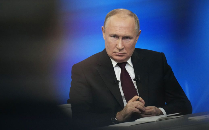 Wer könnte Putin ersetzen: Prognose eines Analysten der Washington Post“ /></p>
<p><strong>Der zukünftige Nachfolger des derzeitigen Besitzers des Kremls wird das moderne Russland nicht verändern.</strong></p>
<p>< Der russische Präsident Wladimir Putin hat ein solches Machtsystem geschaffen, unter dem er den Kreml ein Leben lang regieren kann. Wie der amerikanische Analyst Adam Taylor feststellte, beinhaltet sein Herrschaftsstil keine Rivalen.</p>
<p>Dies heißt es in der Veröffentlichung eines Politikexperten für die Washington Post.</p>
<h2><strong>Tut Putin Rivalen haben</p>
<p>Dies heißt es in der Veröffentlichung eines Politikexperten für die Washington Post.</p>
<h2><strong>Hat Putin Rivalen</strong></h2>
<p>Er stellte fest, dass Putin jeden, der seine Führung störte, physisch eliminierte, darunter Alexej Nawalny, der kürzlich in einer Strafkolonie am Polarkreis starb und 2015 in Moskau erschossen wurde <strong>Boris Nemtsov</strong> und sogar den Randalierer <strong>Evgeniy Prigozhin</strong>, der angeblich im August 2023 in einem Flugzeug abgestürzt ist.</p>
<p>Taylor nennt Putins nominelle Rivalen bei der aktuellen Präsidentschaftswahl „Taugenichtse, die keine staatliche Erlaubnis haben“ – die einzigen beiden Antikriegskandidaten < strong>Ekaterina Duntsova</strong> und <strong>Boris Nadezhdin</strong> durften aus technischen Gründen nicht wählen.</p>
<h2><strong>Hat der Eigentümer des Kremls einen Nachfolger</strong>? </h2>
<p>Der Analyst nennt Putins berühmtesten Anhänger <strong>Dmitri Medwedew, der als stellvertretender Vorsitzender des russischen Sicherheitsrats fungiert.</p>
<p>„Medwedew war von 2008 bis 2012 Präsident Russlands, während Putin Premierminister war – ein „Tandem“-Führungsstil.“ um Putin dabei zu helfen, Amtszeitbeschränkungen zu vermeiden“, erinnerte sich Taylor.</p>
<p>Allerdings sei Medwedews aktuelle Rolle, sagte er, auf den „Hofclown“ des Kremls reduziert worden, „der dazu genutzt werden kann, Putin gemäßigter zu machen.“ </p>
<p>„<strong>Nikolai Patruschew</strong>, Sekretär des russischen Sicherheitsrats, gilt als sehr einflussreich, blieb jedoch bis zum Einmarsch in die Ukraine weitgehend hinter den Kulissen, als seine hinterlistige Rhetorik ihn zu einer prominenten Stimme machte. Gouverneur Alexey Dyumin aus der russischen Region Tula ist im Westen ebenfalls nicht bekannt, und sein Hintergrund als ehemaliger persönlicher Leibwächter Putins, der in hochrangige militärische Positionen befördert wurde, hat zu Spekulationen geführt, dass er ein Favorit sein könnte Kandidat“, argumentiert Taylor.</p>
<p >Gleichzeitig erinnerte er an die Worte von Putins Pressesprecher Dmitri Peskow, dass der künftige Nachfolger des derzeitigen Besitzers des Kremls das moderne Russland nicht verändern werde. Als er darüber sprach, wie der nächste Präsident der Russischen Föderation aussehen sollte, sagte er: „Derselbe. Oder anders, aber derselbe.“</p>
<p>Erinnern Sie sich daran, dass der Militärexperte und Reserve-SBU-Oberst Mikhail Pritula glaubt, dass die Organisation eines Ein Attentat auf den russischen Diktator Wladimir Putin ist sehr schwer, jedoch möglich.</p>
<h4>Ähnliche Themen:</h4>
<p>Weitere Nachrichten</p>
<!-- relpost-thumb-wrapper --><div class=