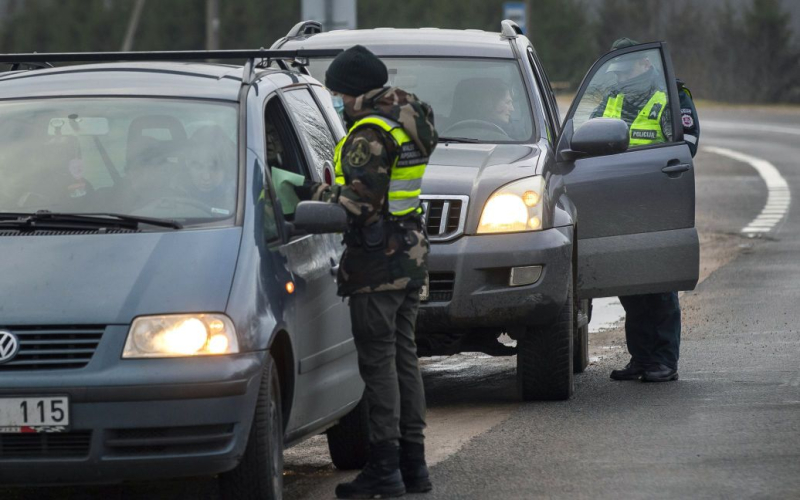 Litauen zwei Kontrollpunkte an der Grenze zu Weißrussland geschlossen“ /></p>
<p><strong>Die Schritte zielen auf die Lösung nationaler Sicherheitsprobleme ab.</strong></p>
<p><strong>Litauen</strong> Nachts gegen Am 1. März wurden zwei weitere Kontrollpunkte an der Grenze zu Weißrussland geschlossen – „Lavoriškės“ und „Righards“. Die Entscheidung zielt darauf ab, Probleme der nationalen Sicherheit, des Schmuggels und der Verletzung internationaler Sanktionen zu lösen.</p>
<p>Dies wird von LRT berichtet.</p>
<p>Im vergangenen Sommer hat Litauen auch zwei Kontrollpunkte an der Grenze geschlossen – Shumsky und Tveryachushsky“. An der litauisch-belarussischen Grenze gibt es lediglich Kontrollpunkte in Medininkai und Šalcininkai. Aufgrund dieser Grenzkontrollpunkte ist jedoch seit März der Verkehr von Fußgängern und Radfahrern eingestellt.</p>
<p>Darüber hinaus ist das Ein- und Aussteigen von Passagieren an den Eisenbahngrenzkontrollpunkten Kyana und Kibartai verboten – mit Ausnahme In Sonderfällen wird die Entscheidung vom Staatlichen Grenzschutzdienst getroffen.</p>
<p>Es wurde außerdem beschlossen, die Anzahl der Genehmigungen für belarussische und litauische Transportunternehmen, die regelmäßig internationale Personenbeförderungen mit Bussen durchführen, um 50 % zu begrenzen .</p>
<p>Übrigens warnte das Staatssicherheitsministerium im vergangenen Jahr, dass der belarussische Geheimdienst versuche, Personen zu rekrutieren, die zwischen Litauen und Weißrussland reisen.</p>
<p>Wie berichtet, <strong>18.000 In Litauen werden Weißrussen kontrolliert, die vor Einführung der Einreisebeschränkungen in das Land eingereist sind – bis 2022.</p>
<p>  </p>
<h4>Ähnliche Themen:</h4>
<p>Weitere Nachrichten</p>
<!-- relpost-thumb-wrapper --><div class=