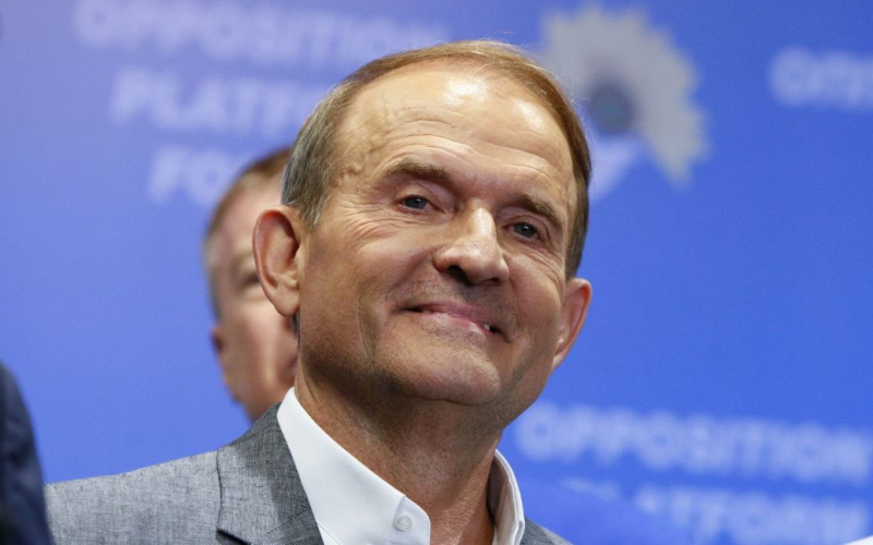 Medvedchuk besticht europäische Politiker: Die Medien deckten den Plan auf.“ /></p>
<p><strong>Dazu nutzte er das in der Tschechischen Republik registrierte Unternehmen Voice of Europe.</strong></p>
<p>Die tschechische Regierung hat ein umfangreiches Netzwerk russischen Einflusses in sechs europäischen Ländern aufgedeckt – Deutschland, Frankreich, Polen, Belgien, den Niederlanden und Ungarn. Investigativjournalisten fanden heraus, dass die Schlüsselfigur des Netzwerks der ukrainische prorussische Politiker <strong>Wiktor Medwedtschuk</strong> war, der 2022 im Rahmen eines Gefangenenaustauschs von Kiew an Russland ausgeliefert wurde.</p>
<p>Der Financial Times schreibt darüber.</p >
<p>Der belgische Premierminister Alexander De Croo sagte im Parlament seines Landes, dass „Russland an EU-Parlamentarier herangetreten ist und sie dafür bezahlt hat, hier russische Propaganda zu fördern“, einen Tag nachdem die tschechischen Behörden Sanktionen gegen Medwedtschuk verhängt hatten sein Mitarbeiter sowie die Prager Nachrichtenseite „Voice of Europe“.</p>
<p>Das tschechische Außenministerium gab an, dass Medwedtschuk für eine russische Einflussoperation in der Tschechischen Republik verantwortlich sei.</p>
<p>Darüber hinaus sind die tschechischen Behörden davon überzeugt, dass die Stimme Europas dazu dient, Desinformation zu beeinflussen und aktiv zu verbreiten Propaganda gegen die territoriale Integrität, Unabhängigkeit, Souveränität, Stabilität und Sicherheit der Ukraine.</p>
<p>Gegen Medwedtschuk wurden noch keine EU-Sanktionen verhängt, aber das tschechische Ministerium hat erklärt, dass es versuchen werde, seinen Namen auf die „schwarze Liste“ des Blocks zu setzen.</p>
<p>Wir erinnern daran, dass die Ukraine und Russland eine Masseninhaftierung durchgeführt haben Austausch. <strong>215 Menschen wurden aus russischer Gefangenschaft entlassen</strong>, darunter 108 Asowsche Kämpfer und 10 ausländische Freiwillige. Als Reaktion darauf ließ die Ukraine <strong>55 Besatzer und Wladimir Putins Paten Wiktor Medwedtschuk frei.</strong></p>
<p>Anschließend erklärten der SBU und die Hauptnachrichtendirektion, warum <strong>Russland Medwedtschuk ausgetauscht hat und wie er sein kann verwendet.</strong ></p>
<p>Das Innenministerium der Ukraine hat die Frau des prorussischen Politikers und Paten von Wladimir Putin, Oksana Marchenko, auf die Fahndungsliste gesetzt. Die belastenden Artikel deuten darauf hin, dass Martschenko sechs bis acht Jahre im Gefängnis verbringen könnte.</p>
<p>Ende März wurden in der Ukraine die „versteckten“ Vermögenswerte von Medwedtschuks Frau im Wert von 440 Millionen Griwna beschlagnahmt. Oksana Marchenko besaß nach Angaben der SBU Anteile am strategischen Werk Dneprospetsstal. Das Unternehmen wurde auch durch Offshore-Gesellschaften kontrolliert.</p>
<h4>Ähnliche Themen:</h4>
<p>Weitere Nachrichten</p>
<!-- relpost-thumb-wrapper --><div class=