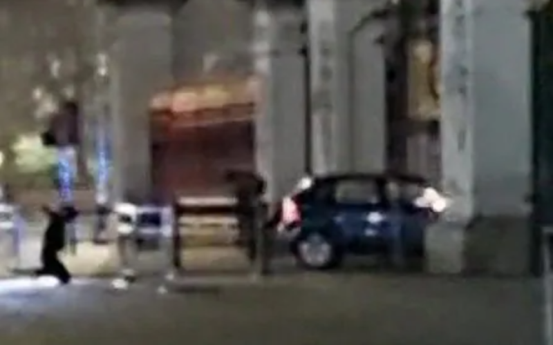 Mann in einem Auto rammte die Tore des Buckingham Palace – Details“ /></p>
<p><strong>Bewaffnete Polizisten erwischten den Verdächtigen auf frischer Tat.</strong></p>
<p>Die Londoner Polizei nahm einen Mann fest, nachdem er verunglückte ein Auto vor den Toren des <strong>Buckingham Palace</strong> – der offiziellen Residenz der Monarchen von Großbritannien. Der Vorfall ereignete sich gegen 2:33 Uhr in der Nacht des 9. März.</p>
<p>Dies wird von The Telegraph and Express berichtet.</p>
<p>„Ich hörte einen lauten Knall, schaute hin und sah, dass das „Das Auto war in den Buckingham Palace gekracht“, sagte einer der Zeugen des Vorfalls.</p>
<p>Wie Polizeibeamte sagten, gab es keine Berichte über Verletzte. Die Ermittlungen zur Klärung der Umstände laufen noch.</p>
<p>„Bewaffnete Beamte nahmen einen Mann am Tatort fest, weil er verdächtigt wurde, ein Verbrechen begangen zu haben. Er wurde ins Krankenhaus gebracht“, kommentierte ein Polizeivertreter.</p>
<p> Denken Sie daran<strong>Prinz William hat ein neues Foto von Prinzessin Kate mit ihren Kindern geteilt.</strong></p>
<h4>Ähnliche Themen:</h4>
<p>Weitere Neuigkeiten</p>
<!-- relpost-thumb-wrapper --><div class=