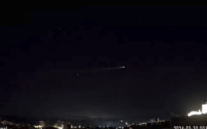 Oben Ein „Feuerball“ flog an Spanien vorbei: Was war das (Video)“ /></p>
<p><strong>Spanische Wissenschaftler haben die vorläufige Annahme über den Test einer französischen ballistischen Rakete widerlegt.</strong></p>
<p>< p>Yarkiy Der Feuerball, dessen Flug in der Nacht des 30. März über einem großen Gebiet Spaniens beobachtet wurde, entstand höchstwahrscheinlich durch die Verbrennung von „Weltraummüll“ in der Atmosphäre und war keine ballistische Rakete.</p>
<p>Dies berichtet die spanische Veröffentlichung El Mundo unter Bezugnahme auf eine Stellungnahme des Obersten Rates für wissenschaftliche Forschung (CSIC).</p>
<p>In dieser Stellungnahme erläuterte die Regierungsbehörde vorläufige Schlussfolgerungen zu einem möglichen Teststart von eine ballistische Rakete aus französischem Territorium und behauptete, dass der „Feuerball“ über Spanien durch ein aus der Erdumlaufbahn zurückgekehrtes künstliches Objekt „wie Satelliten oder Überreste von Raumfahrzeugen“ verursacht wurde. </p>
<p>Laut dem Astrophysiker Josep Maria Trigo vom CSIC-angegliederten Institut für Weltraumwissenschaften „kommt es immer häufiger zum Wiedereintritt von Weltraumschrott.“</p>
<p>Der „Feuerball“ flog über Katalonien und Valencia, etwa um Mitternacht des 30. März, verschwand und fiel ins Mittelmeer.</p>
<p> <iframe class=
